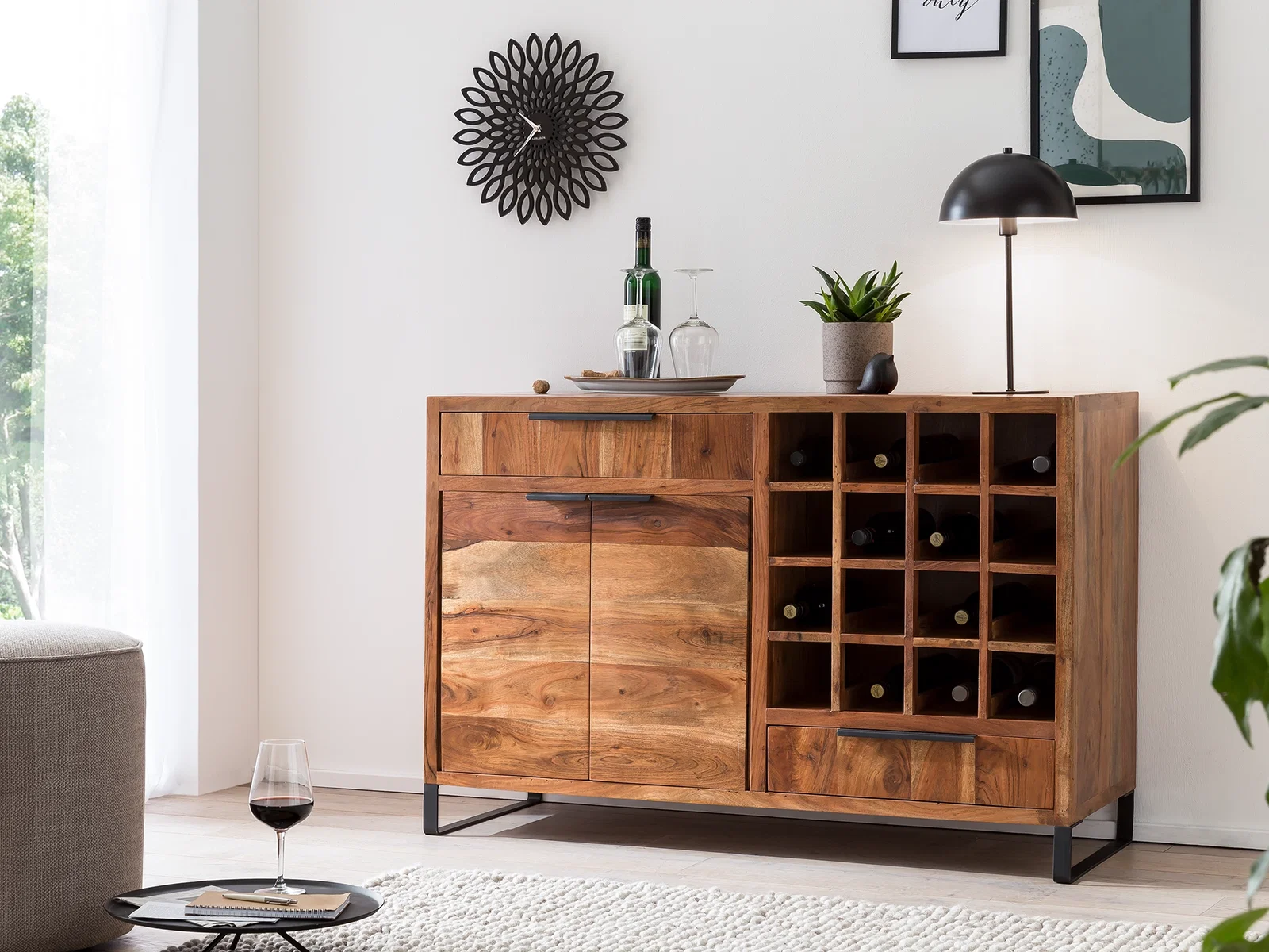 Sideboard Sydney in warmem Holzton - Ambienteaufnahme eines modernen Wohnzimmerschranks mit dezenter Dekoration und neutralem, gemütlichem Farbschema