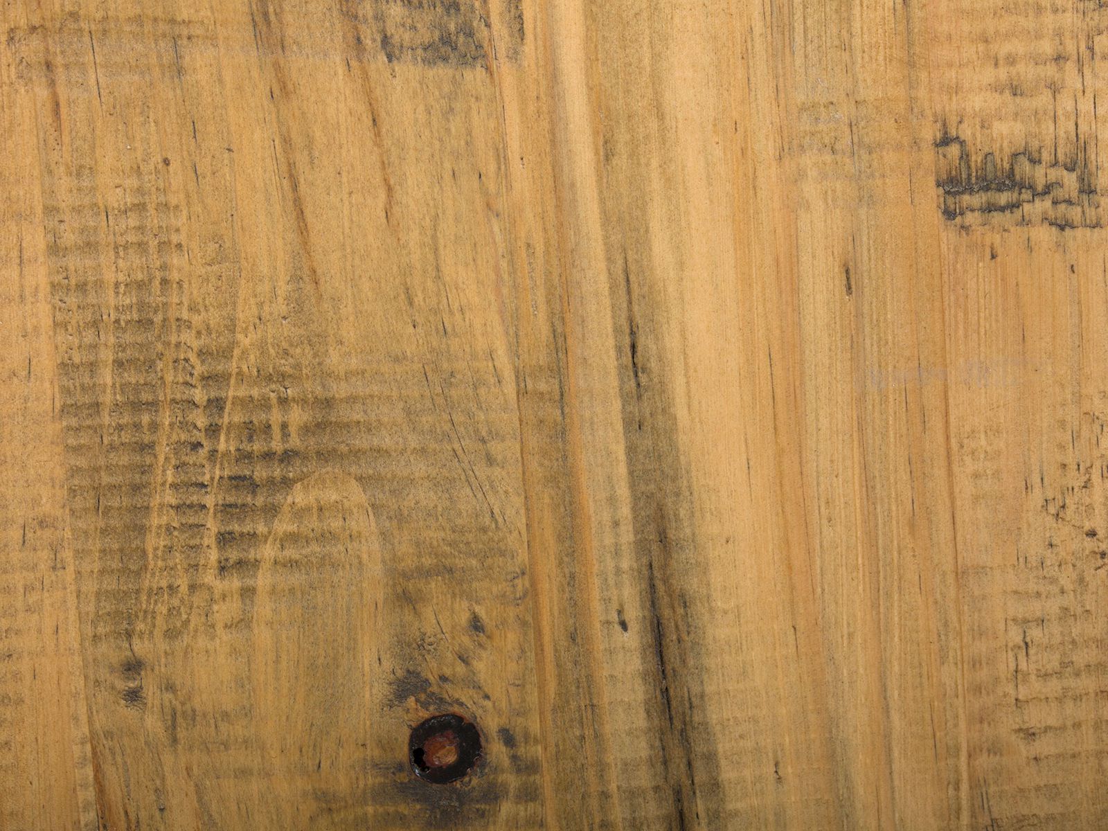 Rustikale Pinie Holzart – Nahaufnahme der Holzmaserung mit warmen Naturtönen, sichtbaren Ästen und lebhafter Struktur, natürlich und rustikal wirkend.