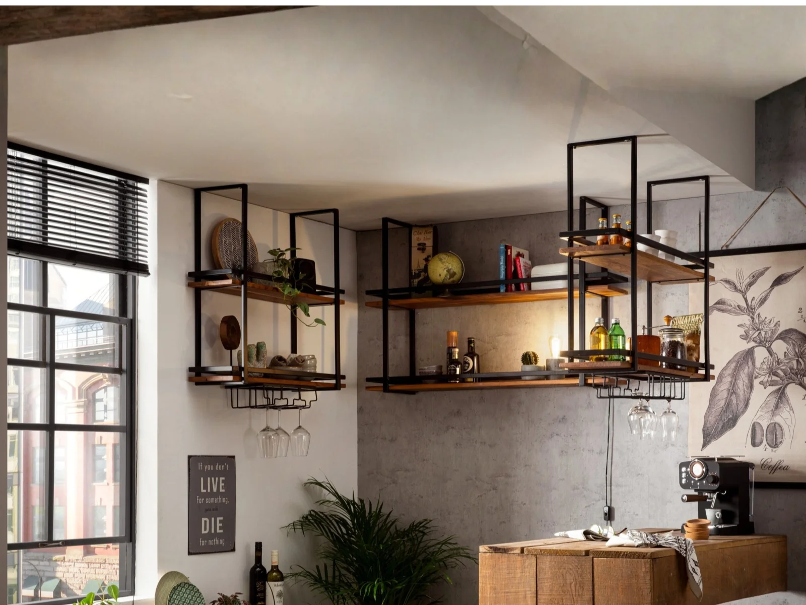 Ambienteaufnahme: Holzstuhl "Aro" im skandinavischen Design, warmes Naturholz, helles, ruhiges Wohnambiente