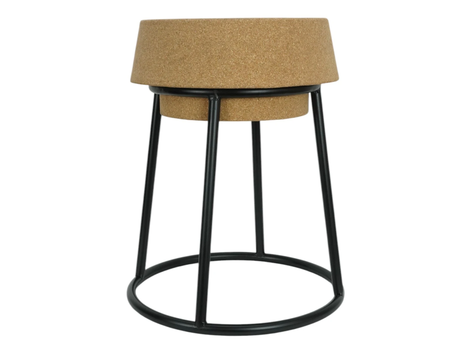 Freisteller-Frontansicht des Hockers Corko aus braunem Kork auf schwarzem Metallgestell (40×50×40 cm) Freisteller-Frontansicht des Hockers Corko aus braunem Kork auf schwarzem Metallgestell (40×50×40 cm)