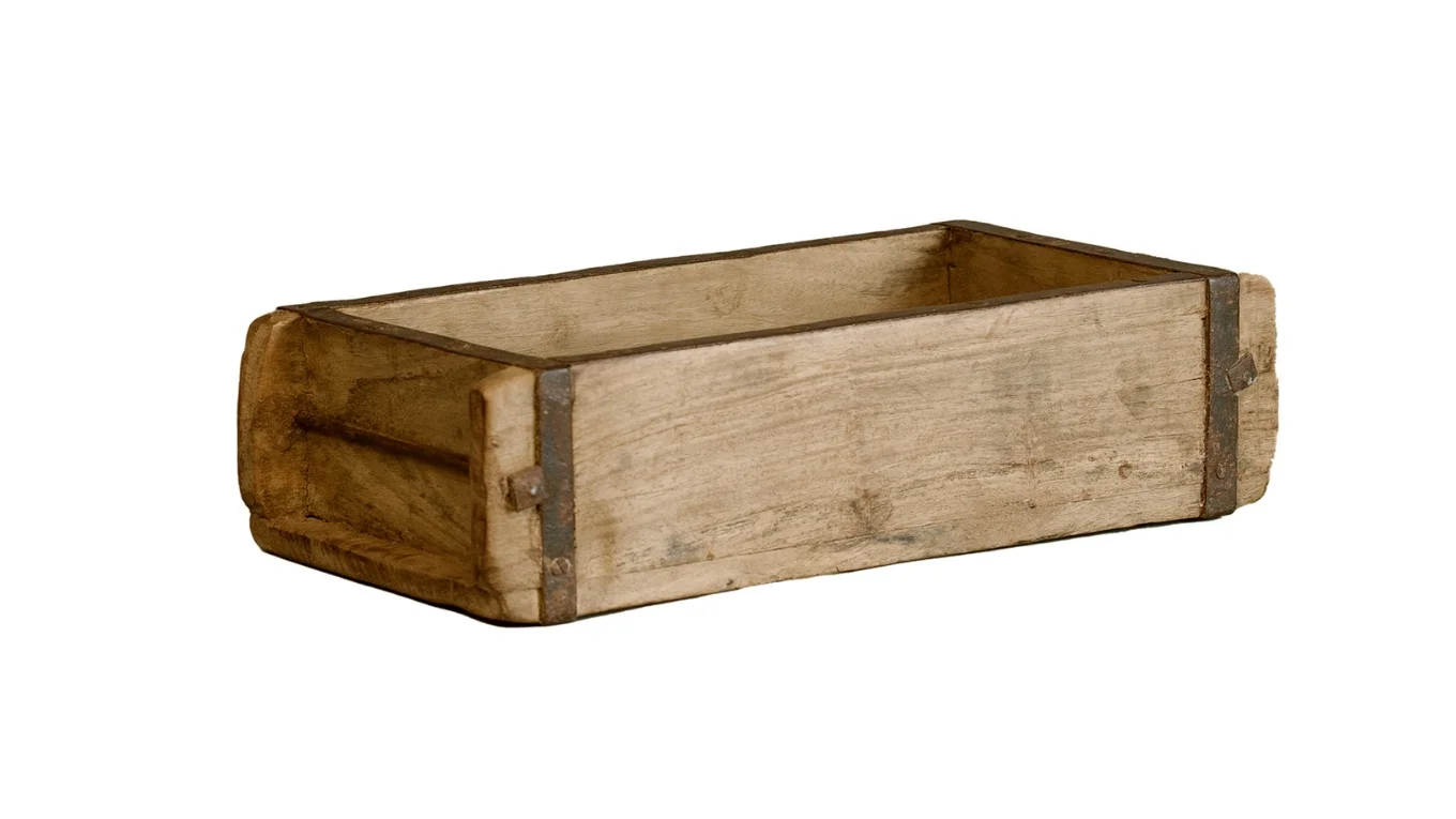 Ziegelform aus Holz als Freisteller, rustikale rechteckige Form mit Griffen, vintage Deko oder Aufbewahrung in Naturbraun
