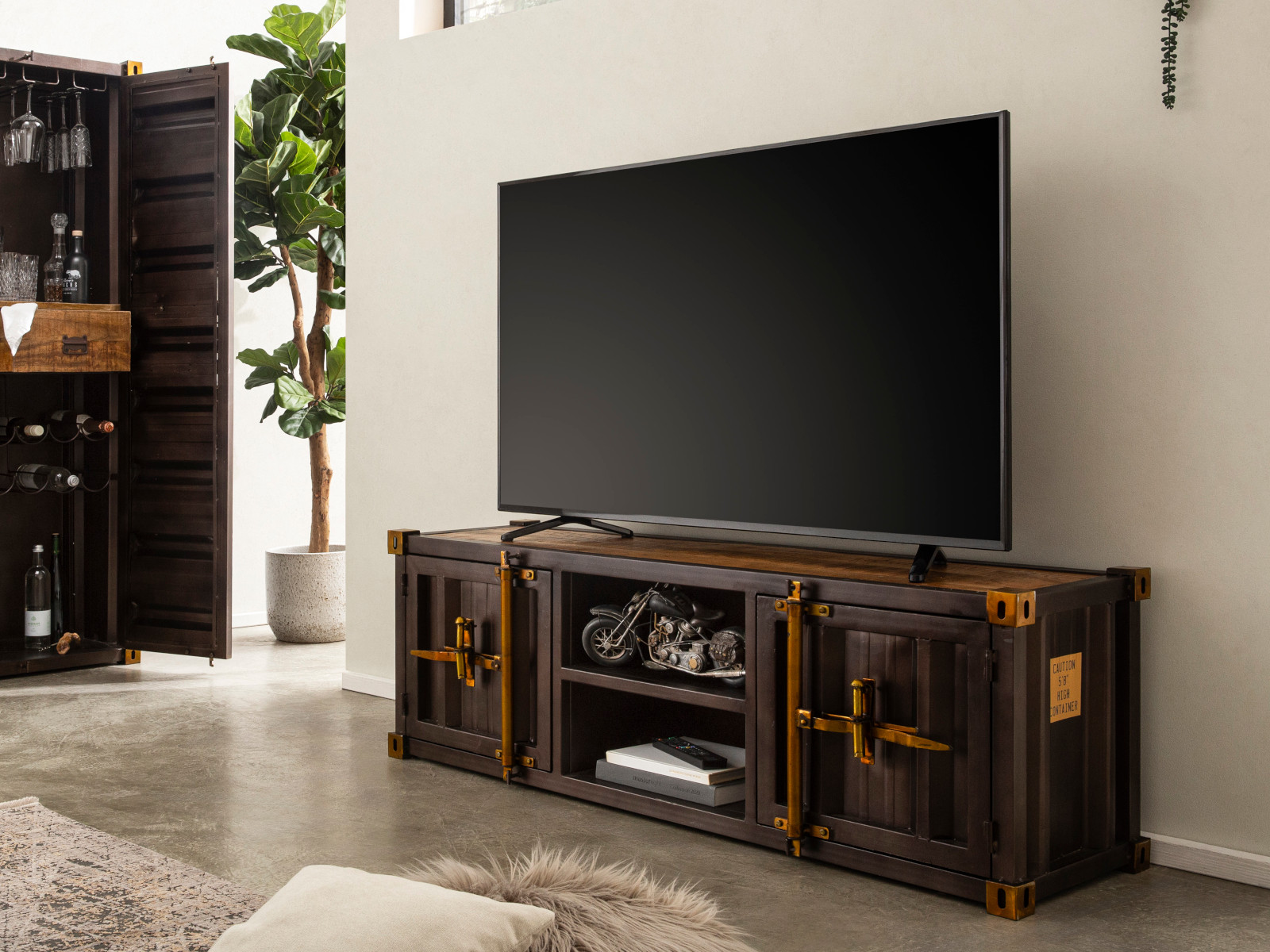 Wohnbeispiel: TV-Bank Cargon in Frontansicht, braun lackiertes Mango-Holz/Metall, 2 Türen, 2 offene Fächer, 152×50×41 cm