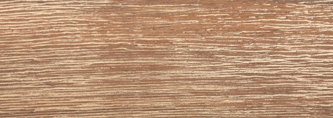Nahaufnahme gebürstetes Holz als Oberflächenmuster, sichtbare Maserung und Struktur, warme natürliche Holzoptik für Möbel und Innenausbau