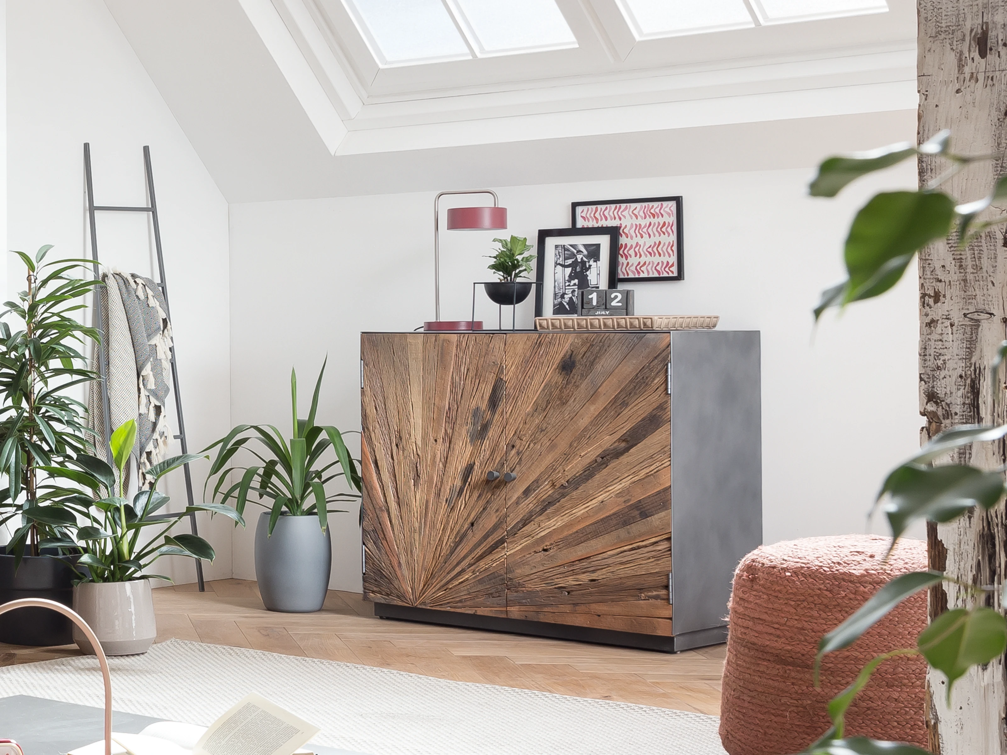 Ambienteaufnahme des Derby-Holzmöbels: warmes Eichenholz, modernes minimalistisches Design in hellem, freundlichem Raum