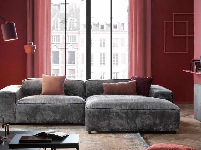 Mehrere moderne Stoffsofas in neutralen Tönen, weiche Polster und Holzbeine in gemütlicher, skandinavisch‑moderner Wohnzimmer-Atmosphäre