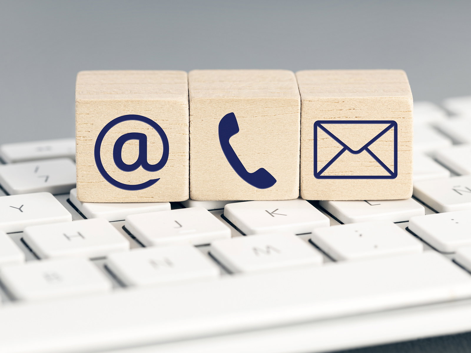 Massivum-Banner: Kontaktmöglichkeiten mit Telefon-, E‑Mail- und Chat‑Icons auf neutralem Hintergrund, Kontaktinfos klar und übersichtlich dargestellt