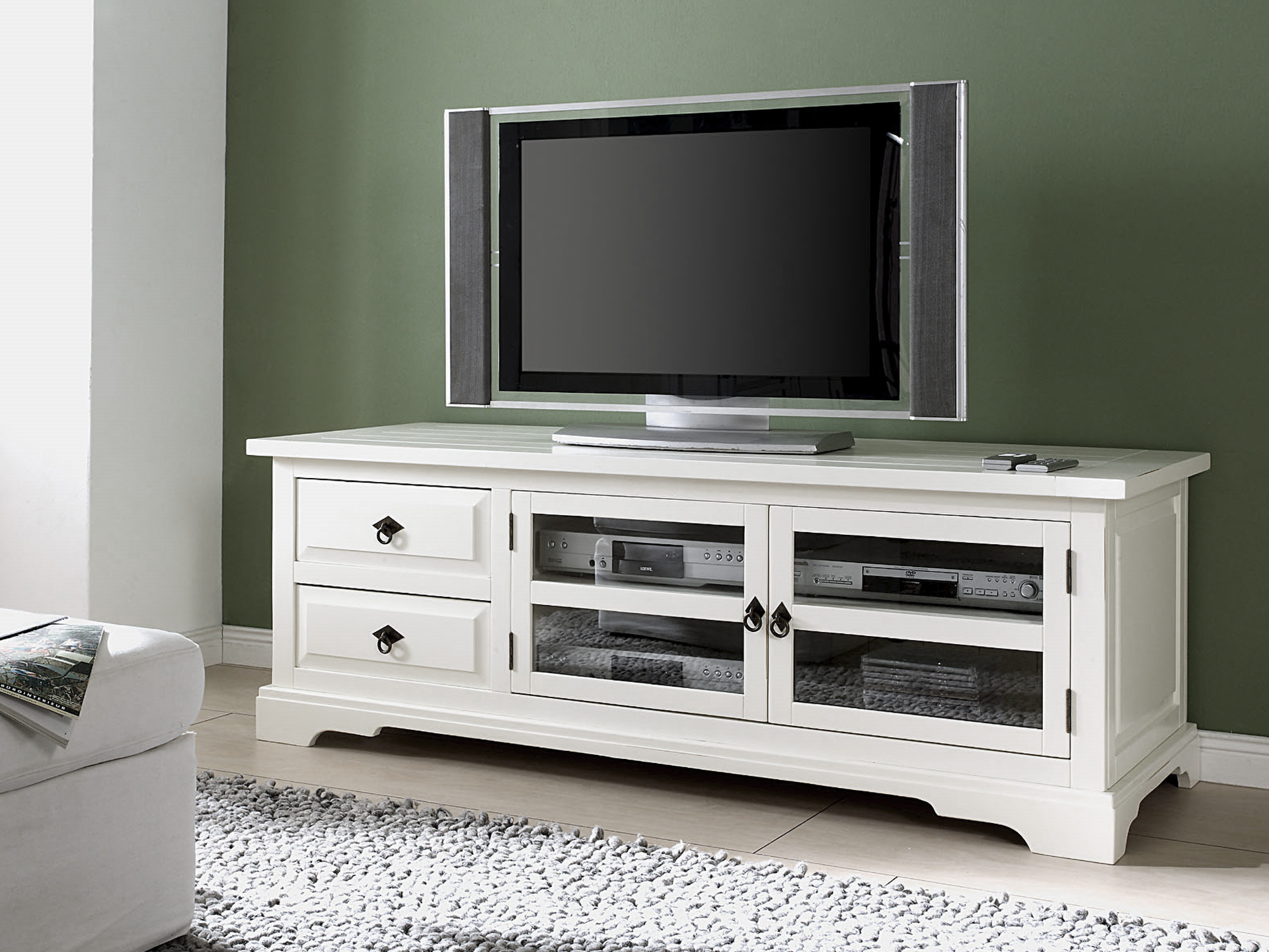 Ambienteaufnahme des Möbelstücks Catana in modernem Wohnraum mit warmem Holzfinish, natürlichen Farbtönen und minimalistischer Dekoration