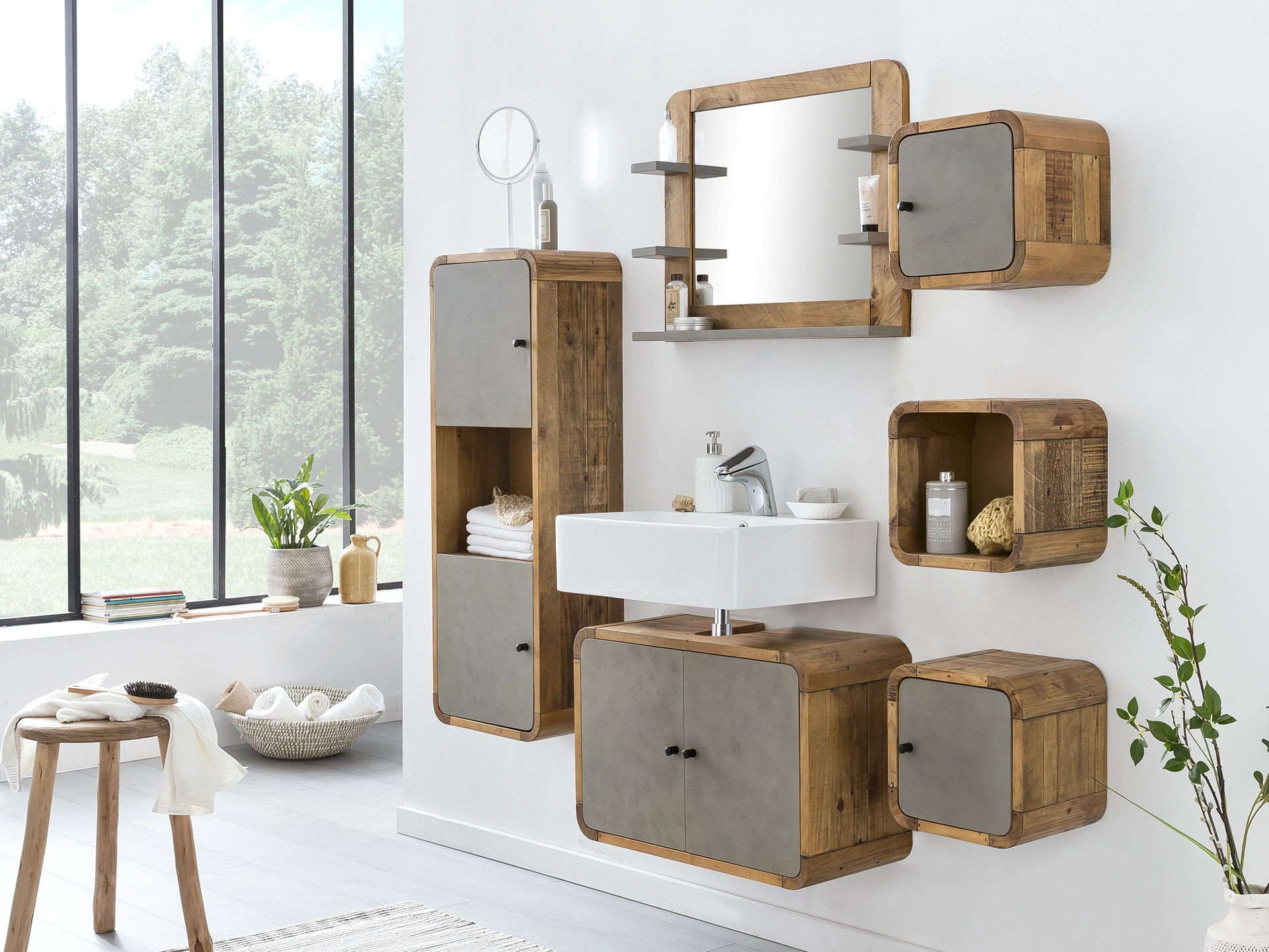 Ambienteaufnahme des Holzmöbel-Modells 'Dingle': warmes Holz, modernes Wohnraum-Setting, klare Linien und natürliche Farbtöne