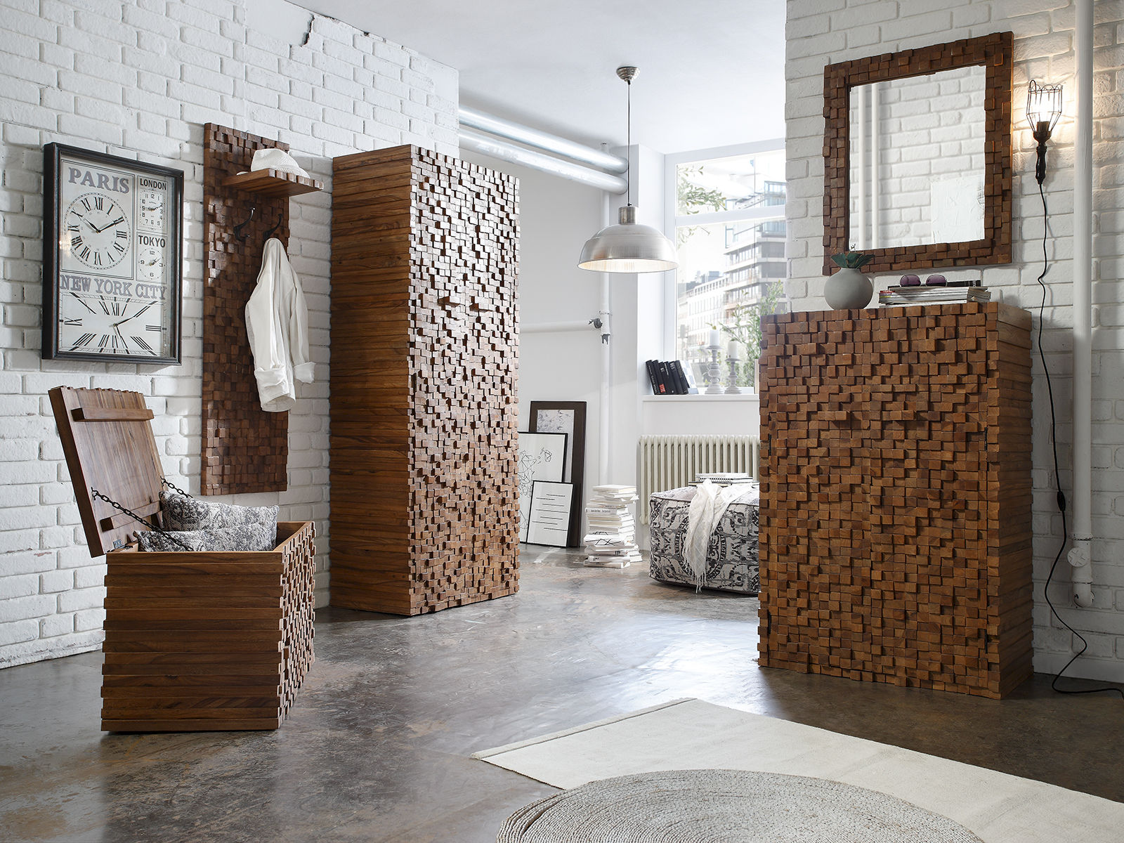 Wohnbeispiel: Hochkommode Abadi aus lackiertem Akazien- & Mangoholz (75×114×46?cm), 45°-Ansicht, 2 Türen, 1 Schublade, braun