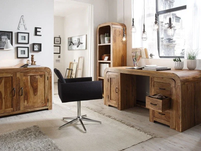 Moderne Büroeinrichtung mit Schreibtischen und ergonomischen Stühlen in hellem, minimalistischem Ambiente.