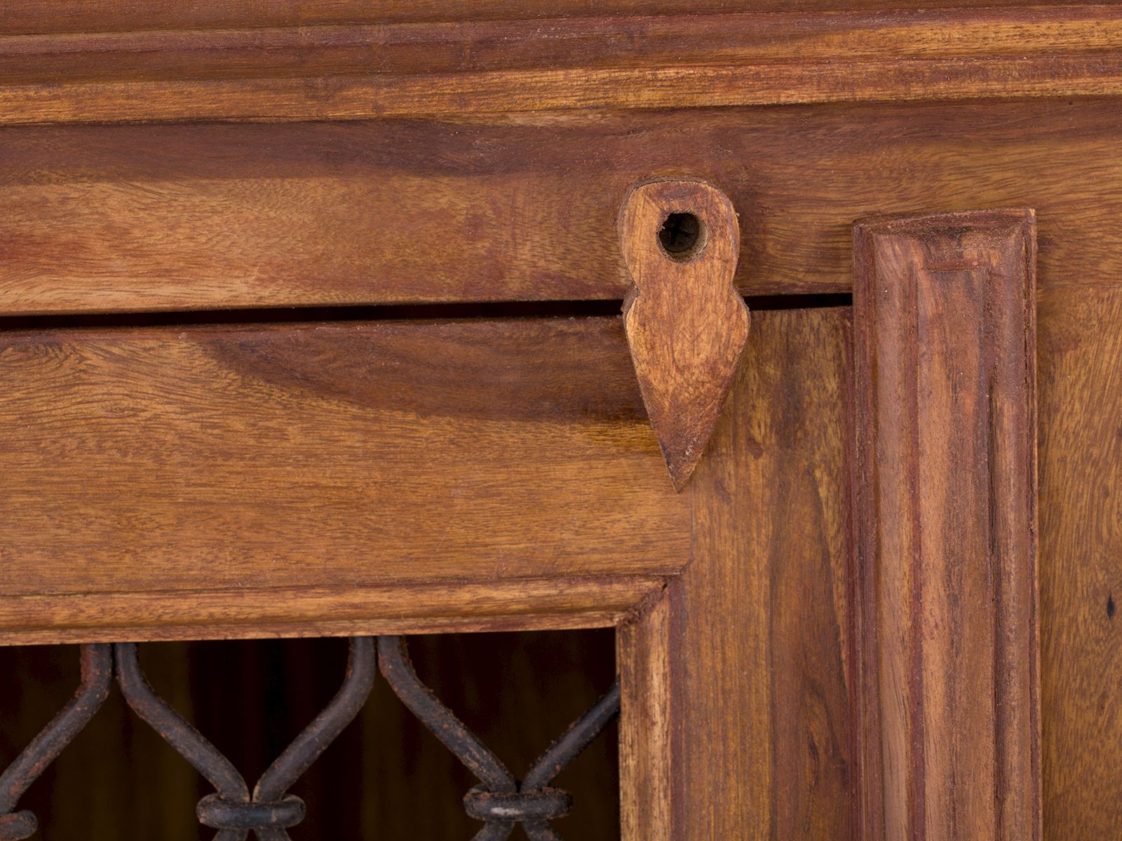 Detailbild des Sideboard Merlino Akazie: Nahaufnahme der braunen, lackierten Akazienholz-Türlasche Detailbild des Sideboard Merlino Akazie: Nahaufnahme der braunen, lackierten Akazienholz-Türlasche