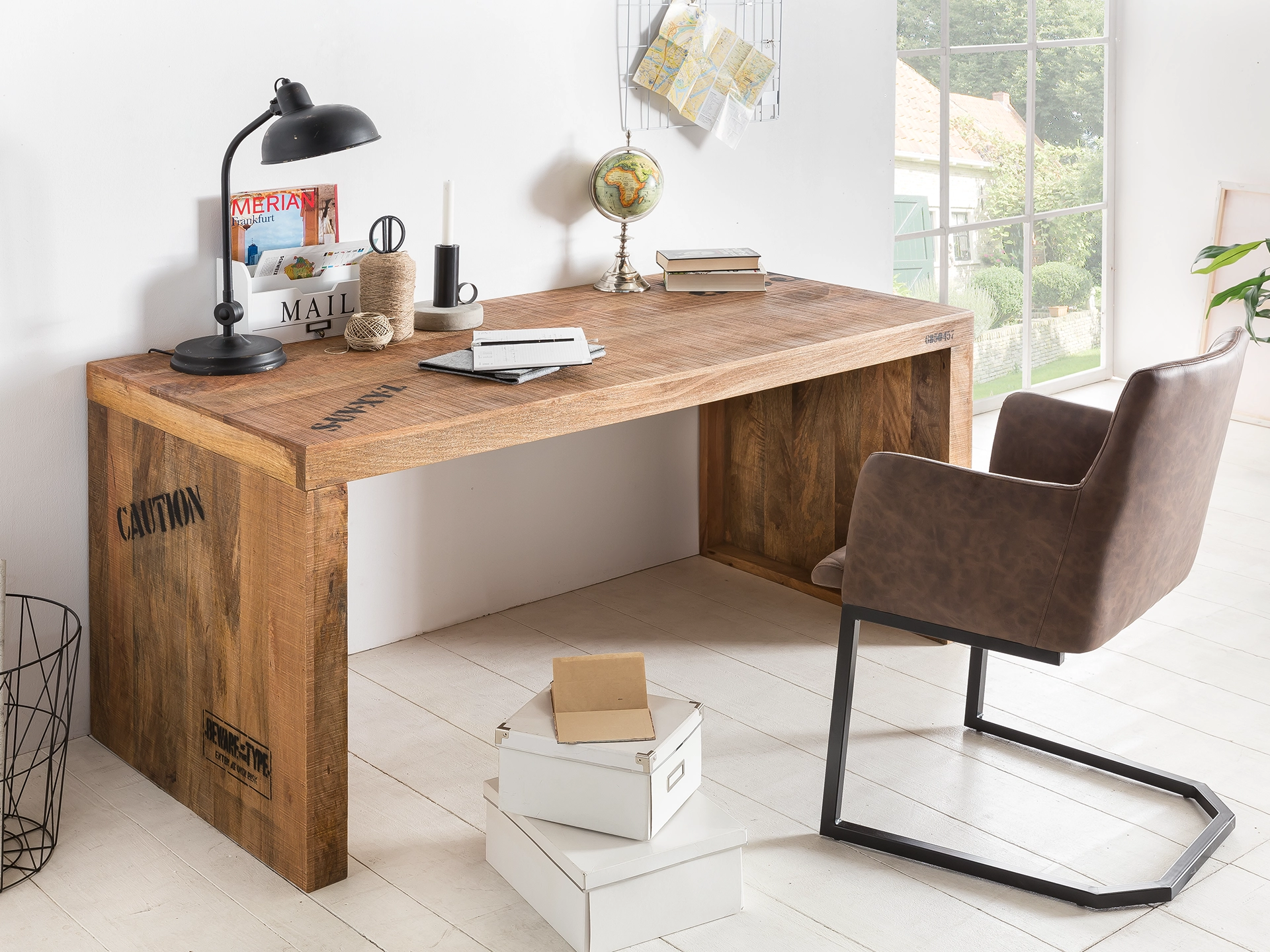 Modernes Homeoffice mit Hankey‑Schreibtisch: heller Holzschreibtisch, Laptop, Stuhl und Pflanze in skandinavischem Ambiente
