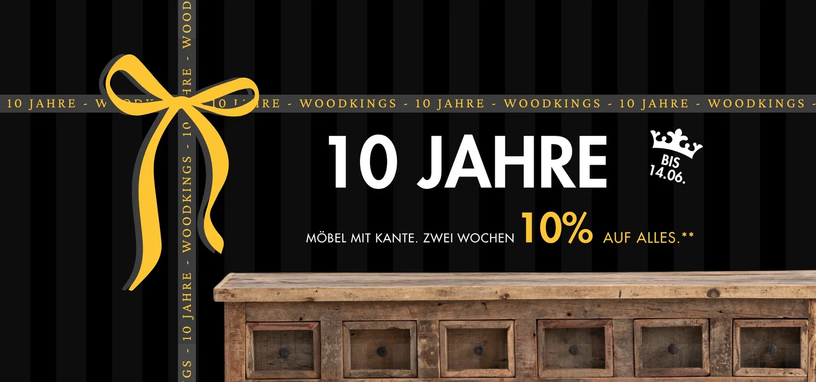 Banner mit Geschenkband und Text: 10 Jahre, 10% auf alles bis 14.06., schwarzer Hintergrund mit Streifen und rustikalem Holzmöbel.