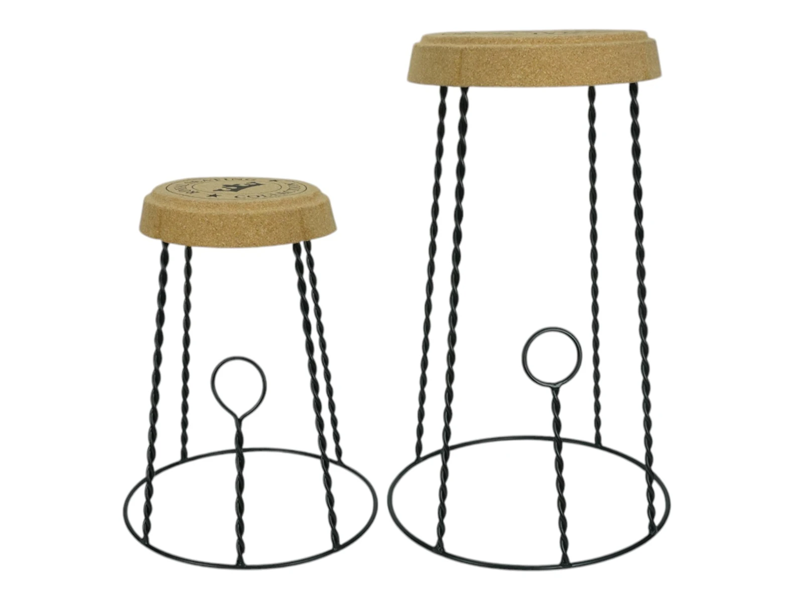 Hocker Corkano 45°-Freisteller: Zwei braune Kork-Metall-Hocker (Ø 40 × H 50/40 cm) mit gedrehten schwarzen Beinen. Hocker Corkano 45°-Freisteller: Zwei braune Kork-Metall-Hocker (Ø 40 × H 50/40 cm) mit gedrehten schwarzen Beinen.