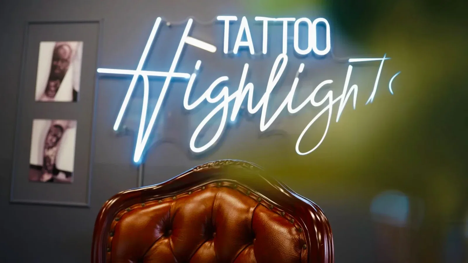 Hero-Bild des Tattoostudios Tattoo Highlights in Hamburg mit braunem Cambridge Lederstuhl und leuchtender Neonschrift als charakterstarker Empfangsbereich