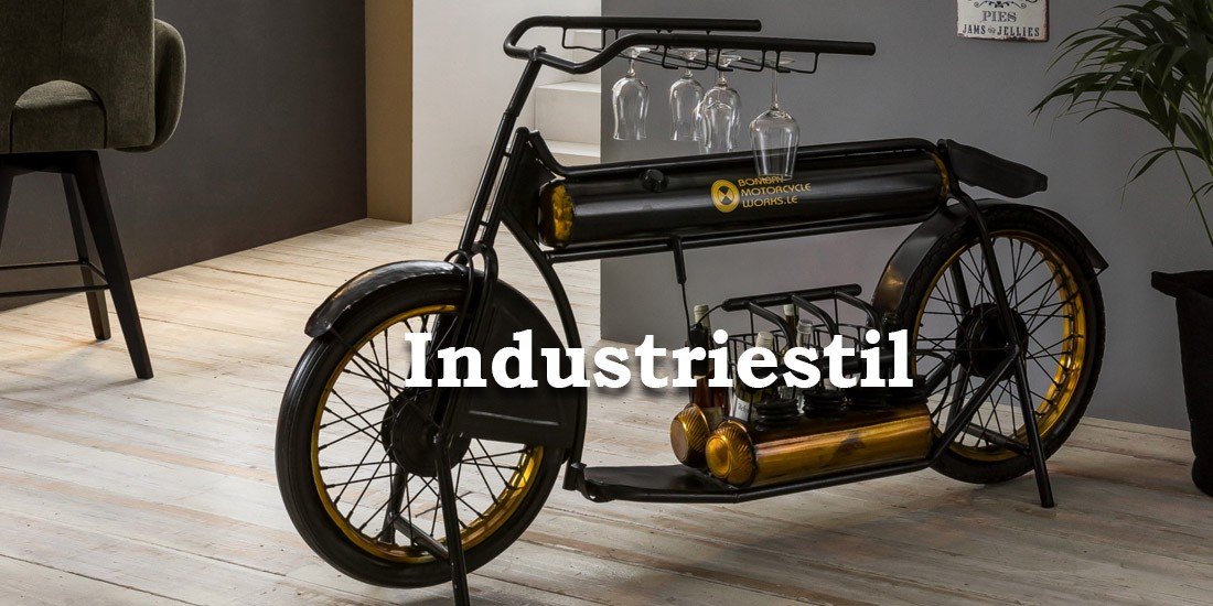 Industrial-Wohnzimmer mit dunklem Ledersofa, Metallregal, Holzkommode, Betonwand und warmen Lichtakzenten – urbaner, gemütlicher Industrial-Stil