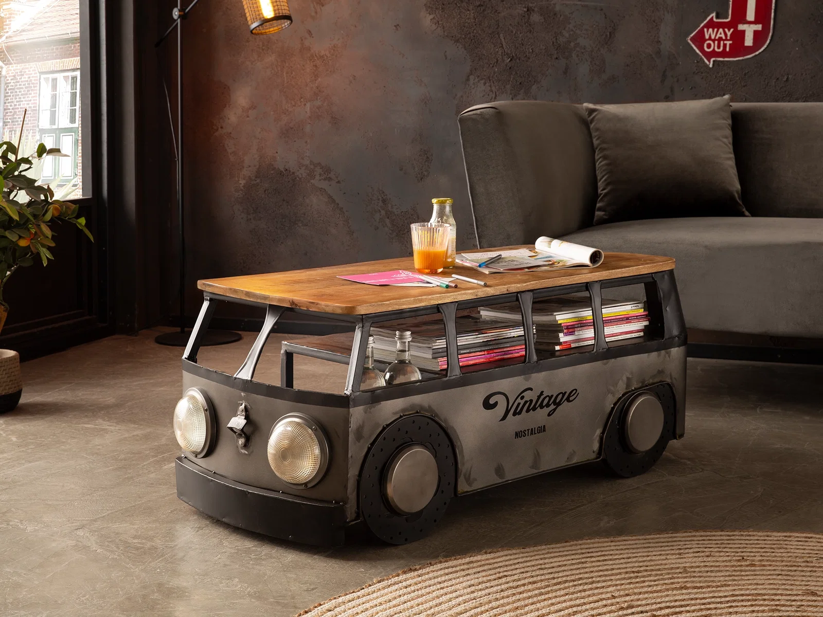 Origineller Couchtisch Camper aus Metall und Holz mit großem Innenfach für Bücher, Getränke und Wohnaccessoires