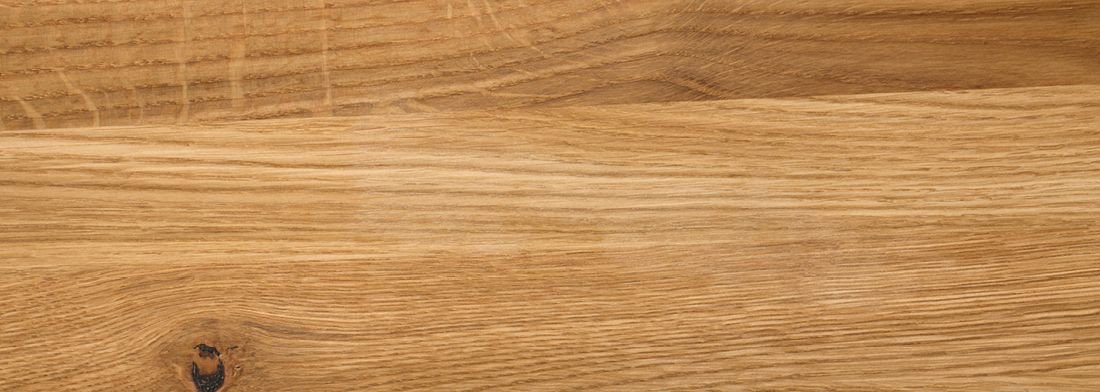 Nahaufnahme verschiedener Eichenholz-Geflechtmuster: warme Holztöne, feine Holzfaserstruktur und dekorative Flechttechnik für Möbel.