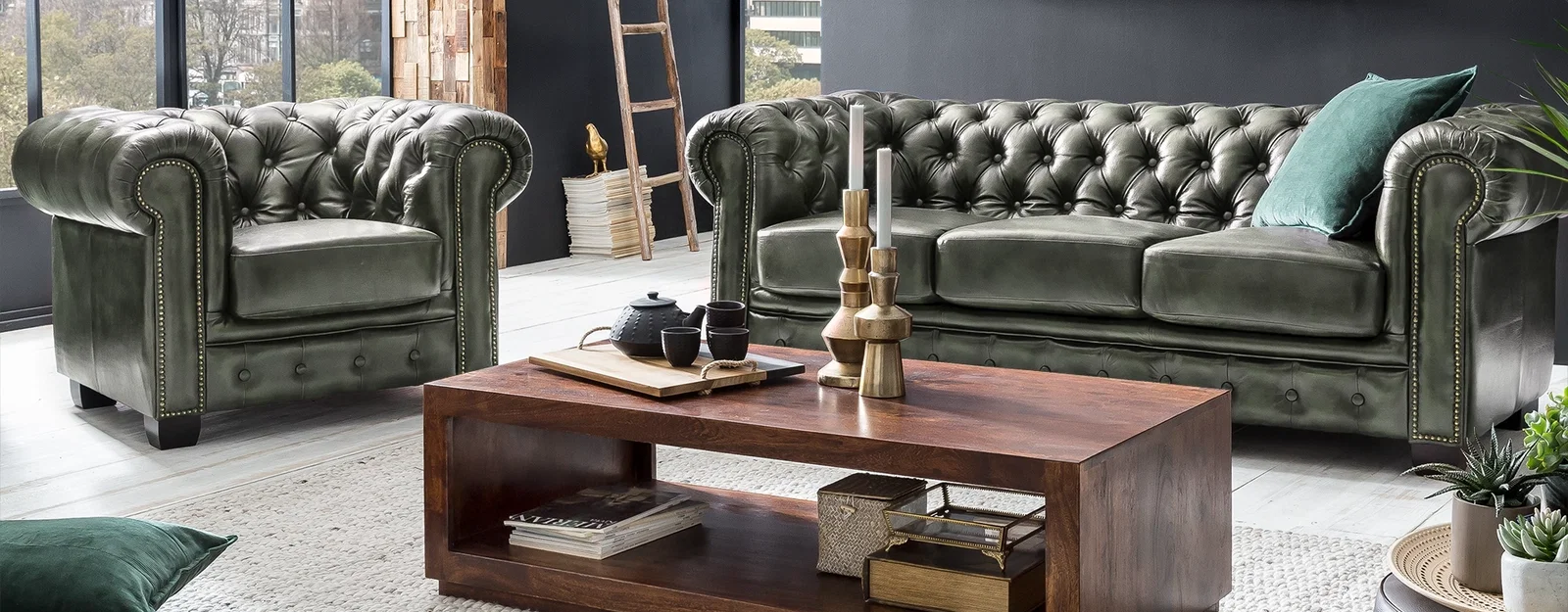 Klassisches Chesterfield-Ledersofa in warmem Braun, tiefgeknöpftes Design mit Rollenarmlehnen – elegantes Vintage-Wohnambiente