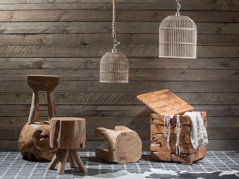 Rustikales Chalet-Ambiente mit massiven Holzmöbeln, warmen Textilien, gemütlicher Sitzgruppe und natürlichem Licht im Landhausstil