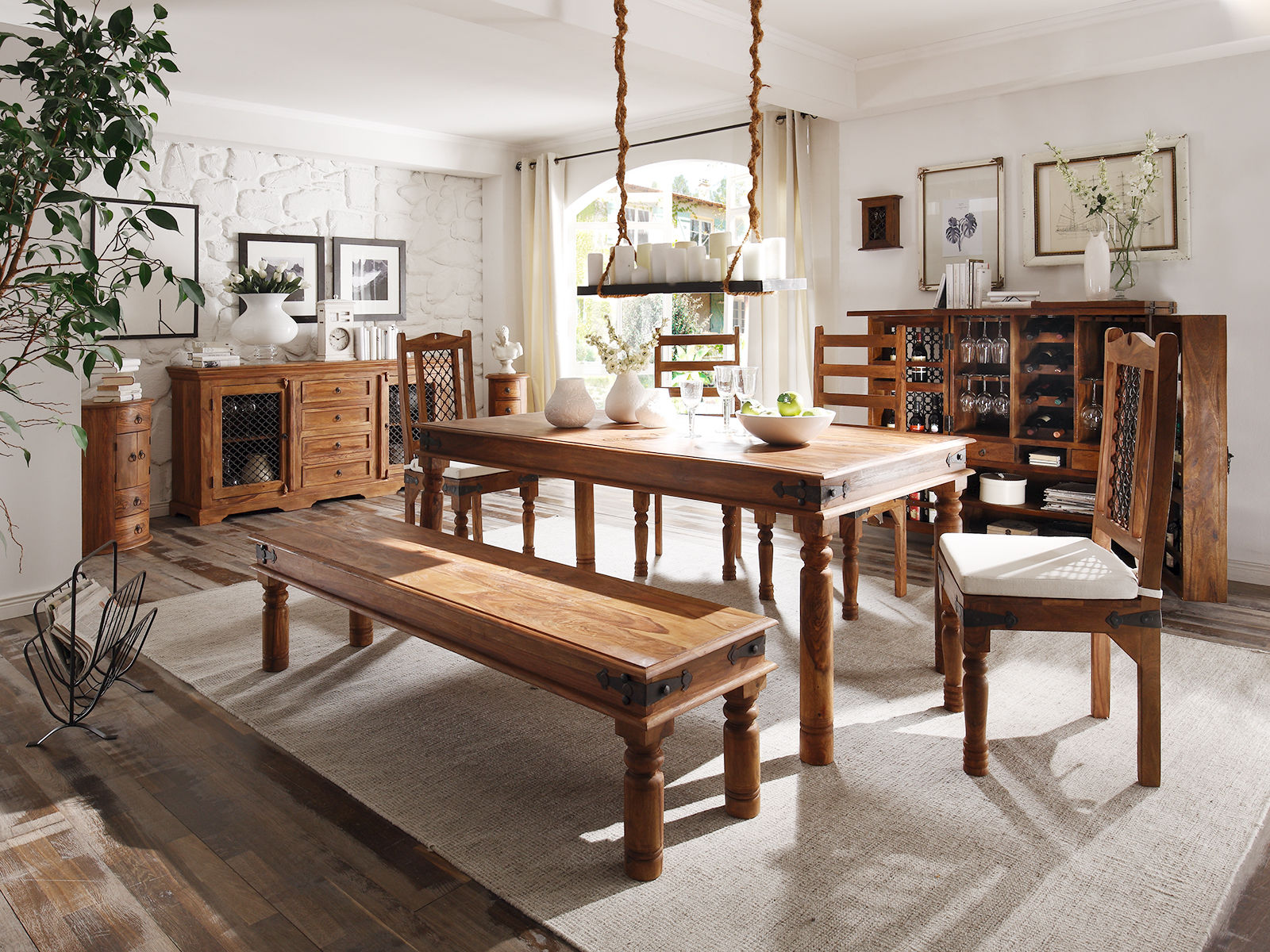 Wohnbeispiel, 45°-Ansicht: Esstisch Merlow Akazie 118×80×75 cm in braun lackierter Akazie mit passender Sitzbank und Stühlen im Esszimmer-Setting. Couchtisch Truhe Merlow 90x90 Akazie