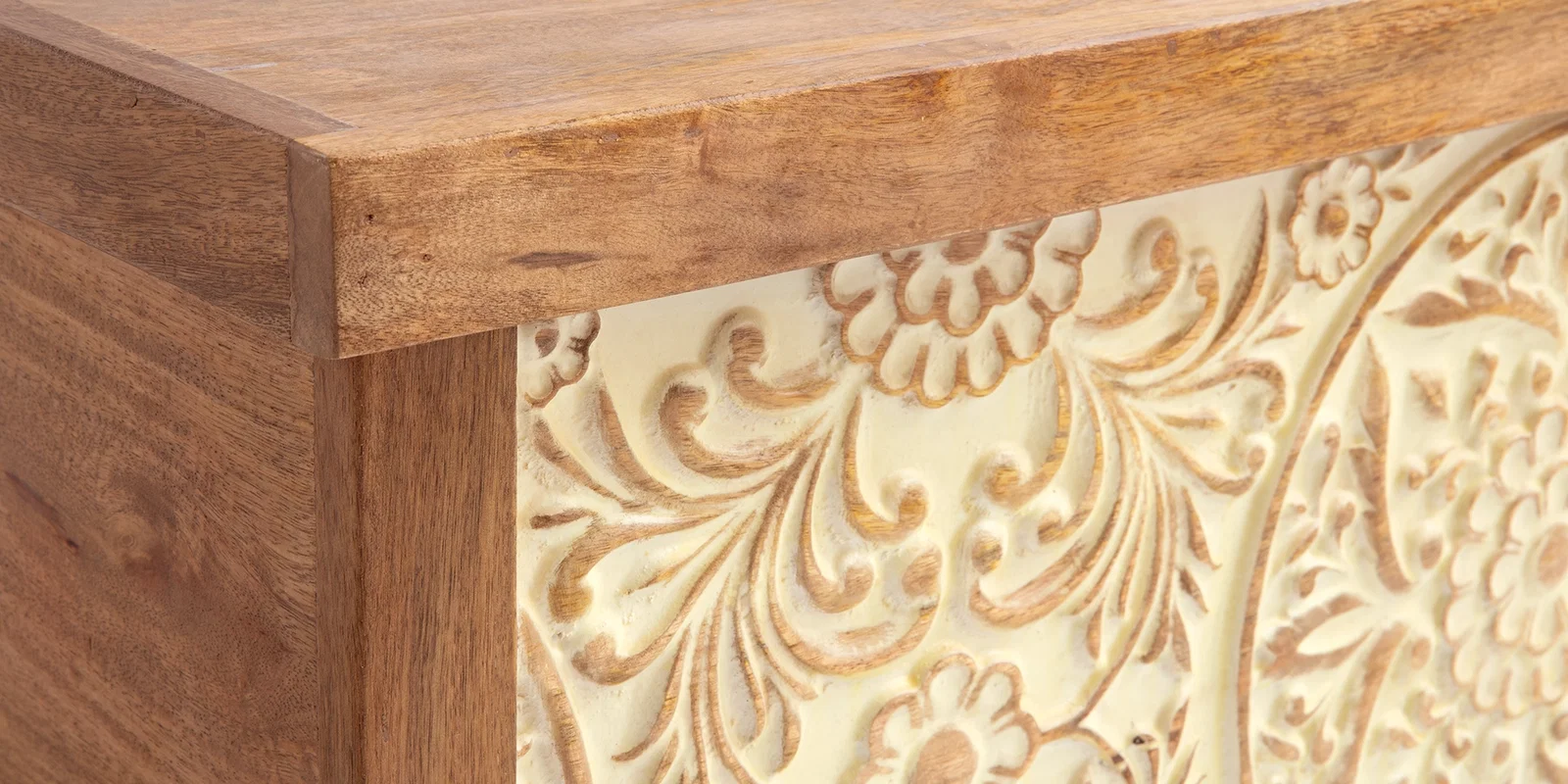 Detailaufnahme der Holzmaserung und Kante des Delhi-Tisches, warme Naturholzfarbe, geölte Oberfläche und handbearbeitete Struktur
