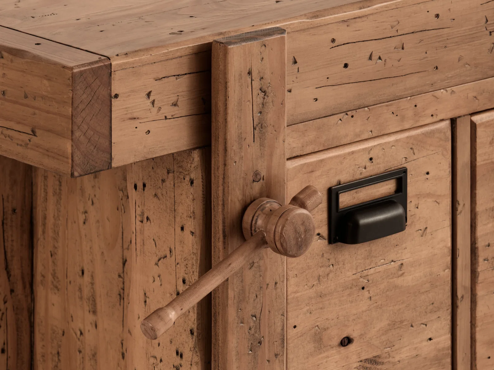 Detailbild der TV-Bank Otago aus braun lackierter Pinie mit Holzgriff und schwarzem Griffdetail, Frontansicht im Nahaufnahme-Freisteller.