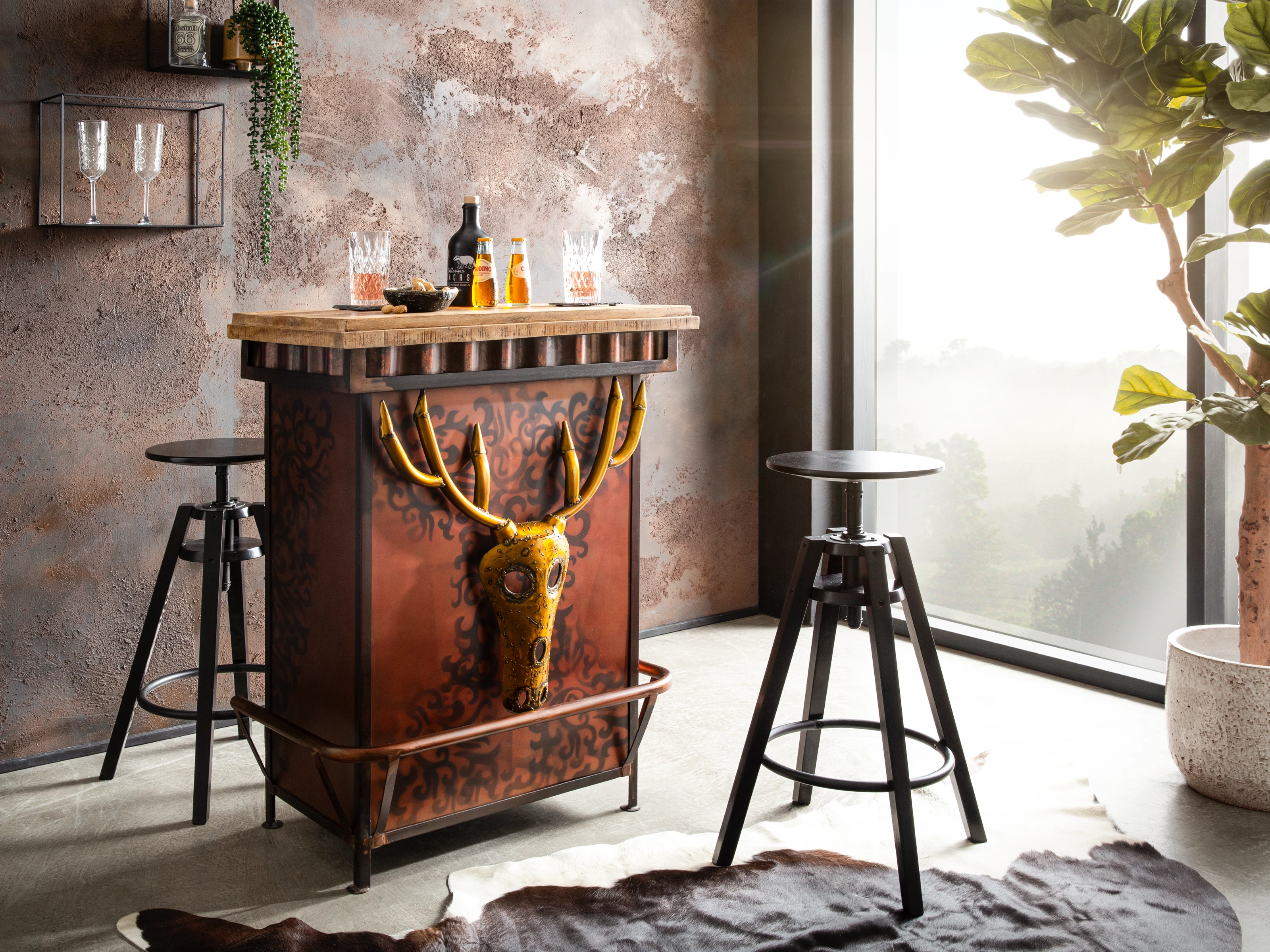 45°-Ansicht Bartresen Hollowhorn (75×100×42 cm) aus lackiertem Mangoholz-Metall mit 1 Tür, 1 Schublade und Hirschkopf-Dekor 45°-Ansicht Bartresen Hollowhorn (75×100×42 cm) aus lackiertem Mangoholz-Metall mit 1 Tür, 1 Schublade und Hirschkopf-Dekor