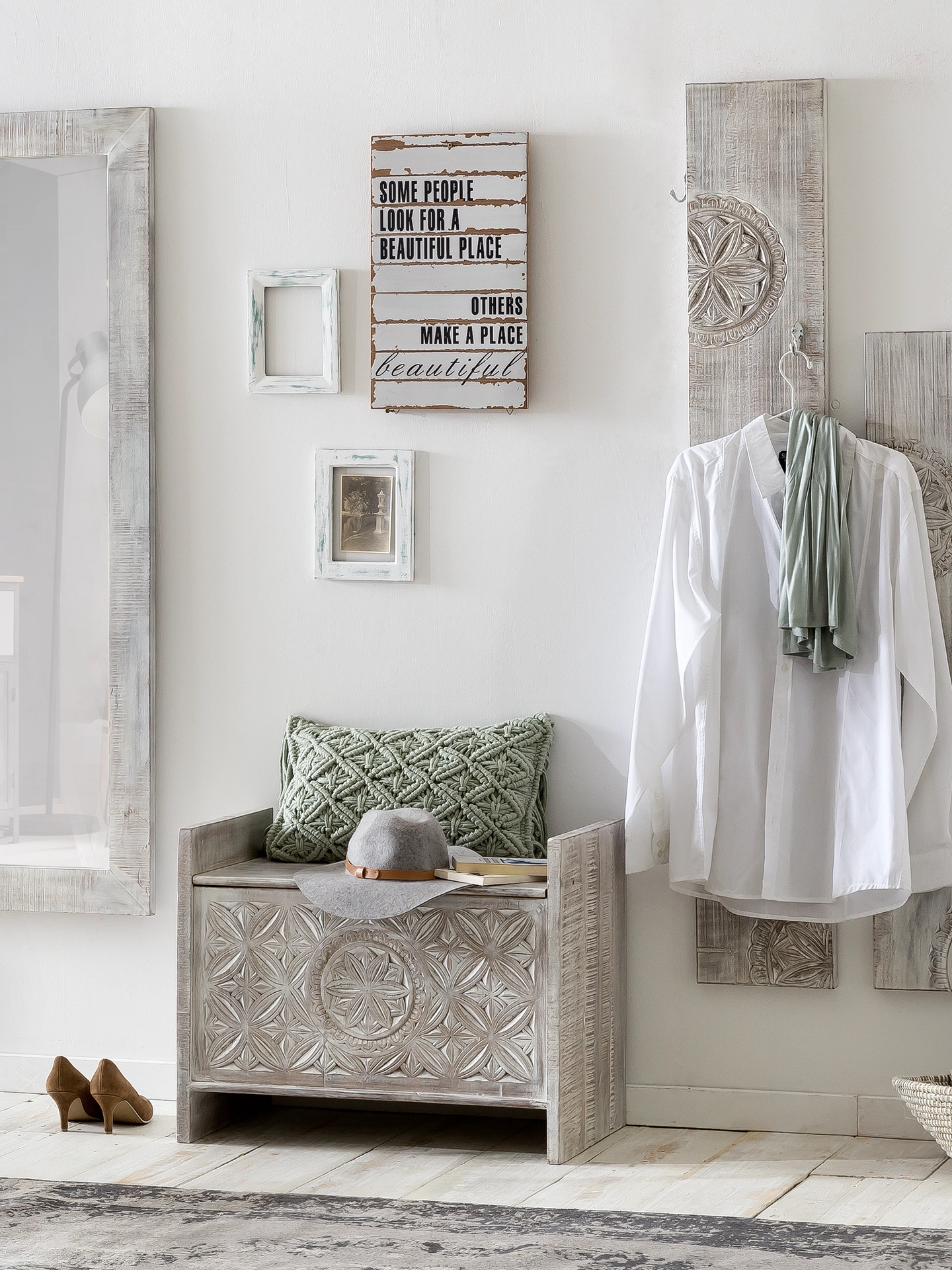 Hoher Barhocker "Mackay" in natürlicher Holzoptik vor hellem Wohnambiente – schlankes Design, warmes Holzfinish