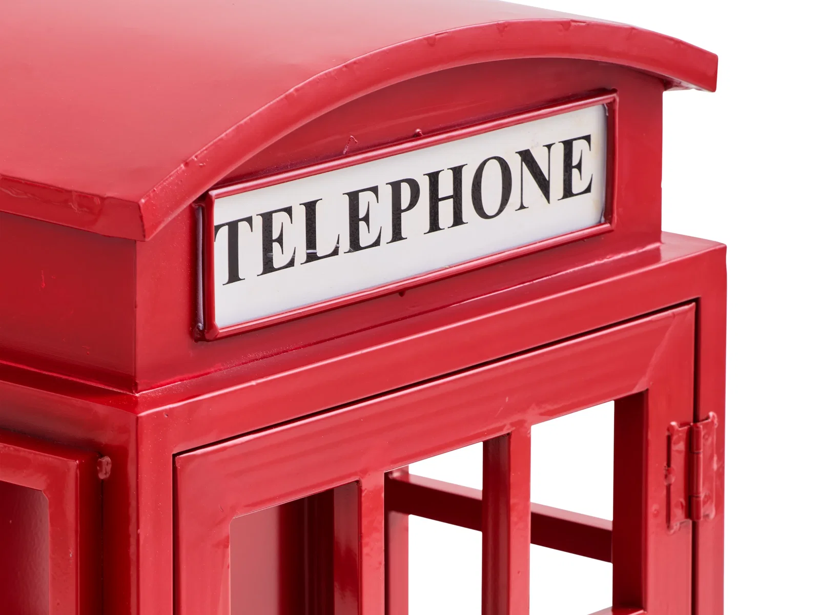 Rot lackierter Barregal-Wandschrank in Telefonzellen-Optik, Freisteller in 45-Grad-Ansicht, detailreiche Frontansicht mit Tür und Schriftzug TELEPHONE.