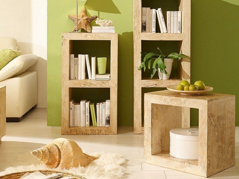 Kombinierte Holz-Würfelregale an Wand, modern arrangiert mit Büchern, Pflanzen und Deko – heller, skandinavischer Wohnstil
