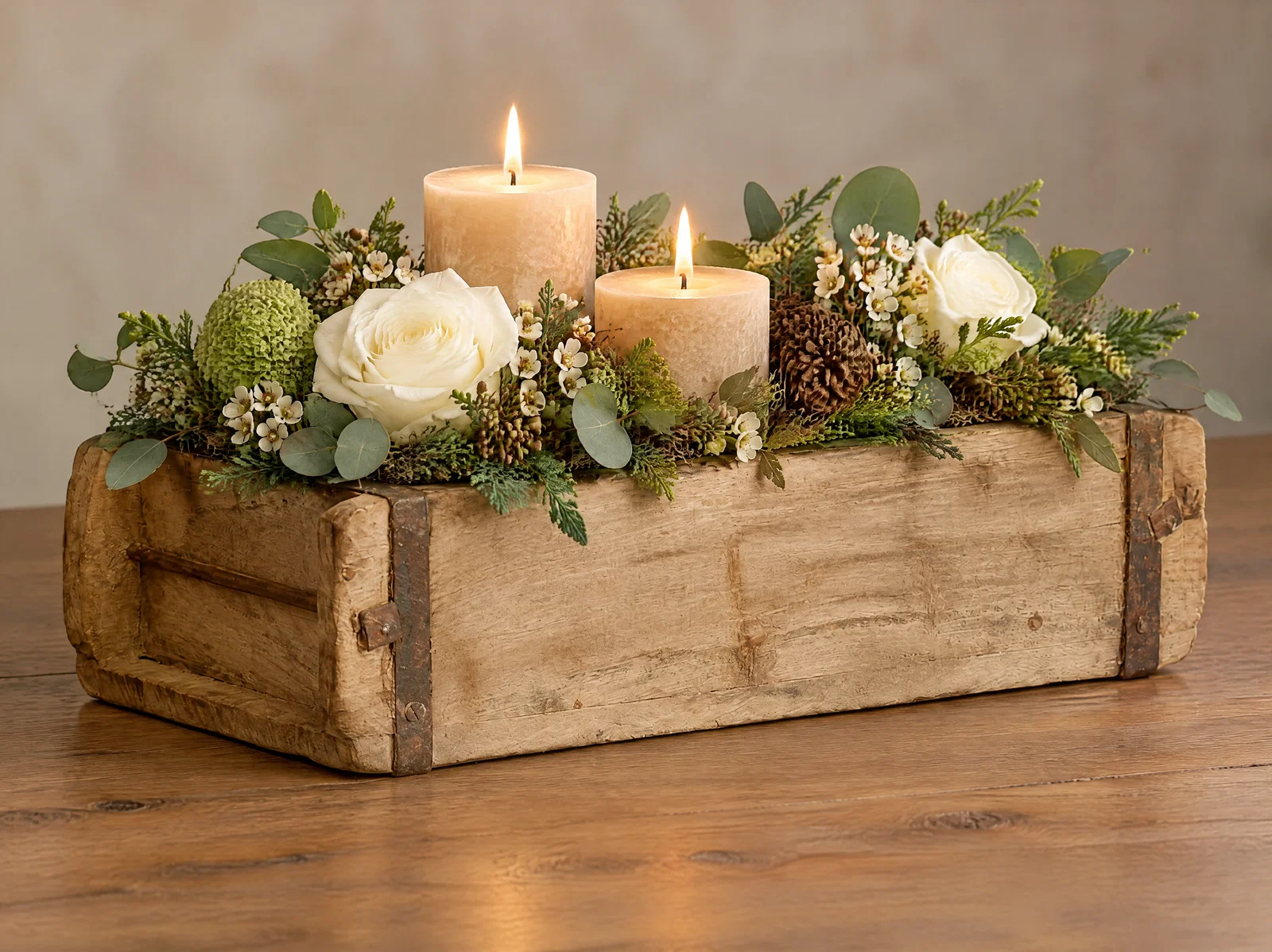 Dekorierte Ziegelform aus Holz mit Kerzen und Blumen als natürliche Tischdeko