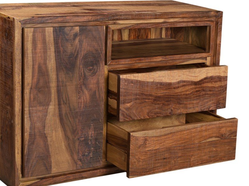 Detailaufnahme Blackdale: dunkle Holzmaserung mit mattem Finish, schwarzem Metallakzent und warmen Braun‑ bis Anthrazittönen, hochwertige Verarbeitung