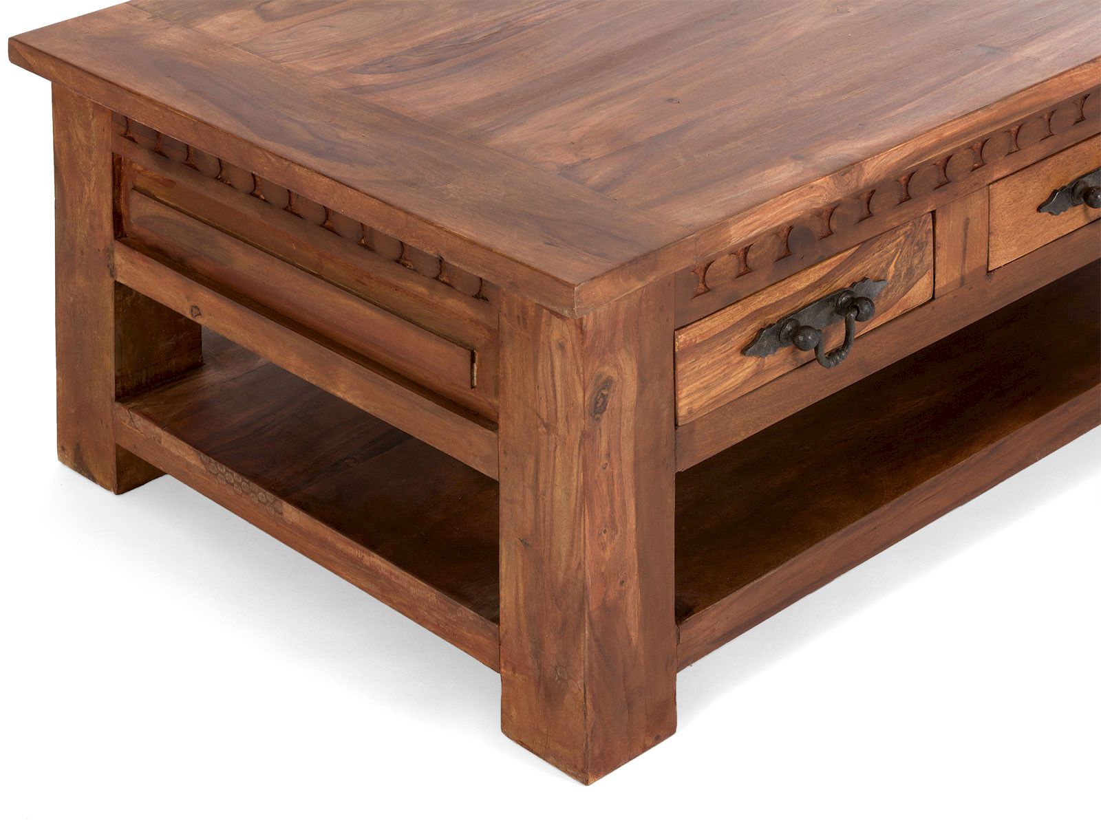 Detailansicht Couchtisch Merlow Akazie: lackierte Akazienholz-Schublade mit schwarzem Metallgriff, Frontdetail.