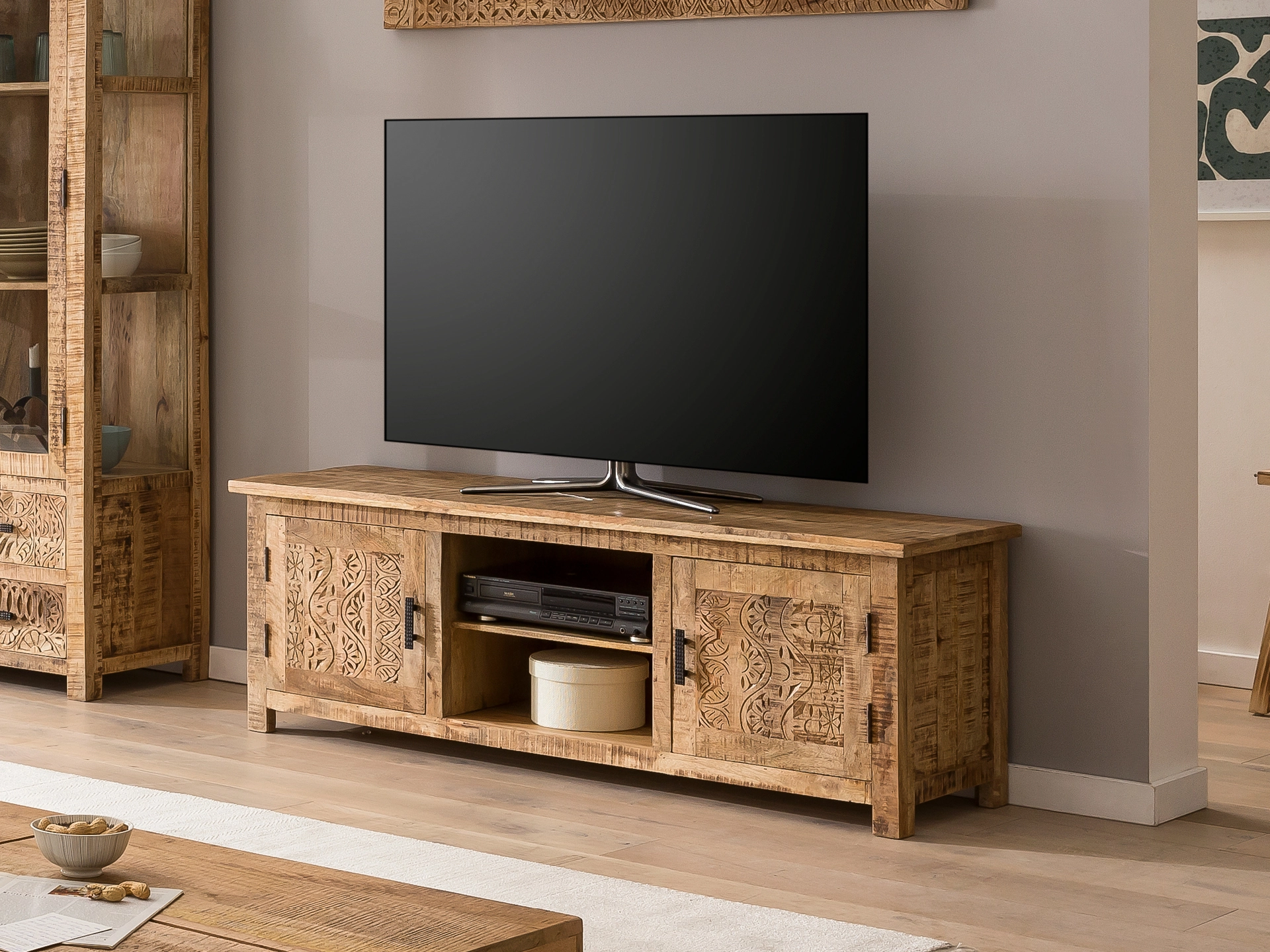 Holz-Aufbewahrungsregal mit offenen Fächern, Körben und Schubladen in hellem, skandinavisch-minimalistischem Wohnambiente