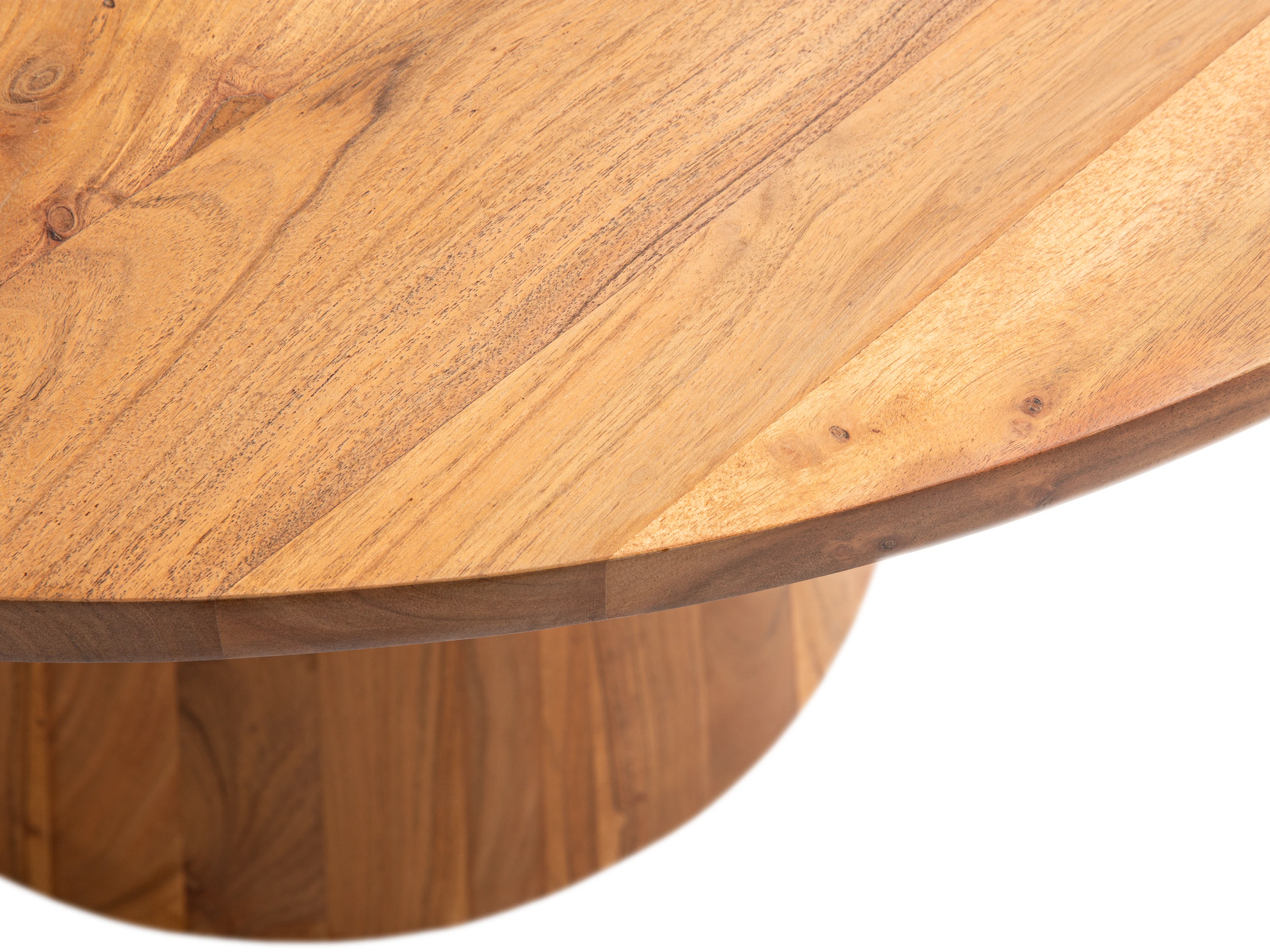 Detailansicht der lackierten Akazienholzoberfläche des runden Esstischs Osbon D120cm in 45°-Freisteller Essgruppe Osbon