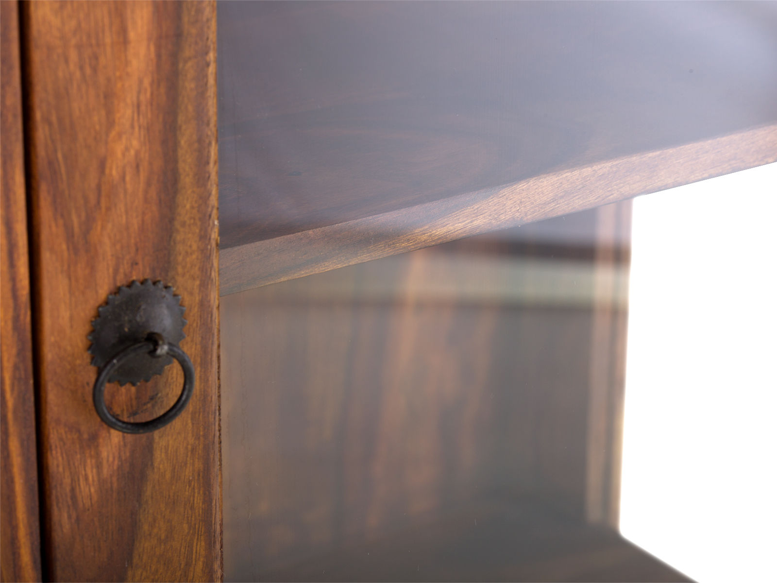 Freisteller-Detailansicht Vitrine Merlow Akazie, geöffnete 45°-Frontansicht mit lackiertem Akazienholz-Regal und Ringgriff Freisteller-Detailansicht Vitrine Merlow Akazie, geöffnete 45°-Frontansicht mit lackiertem Akazienholz-Regal und Ringgriff