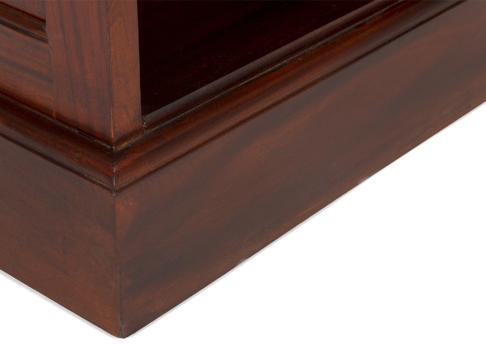 Sideboard Cambridge I Detail: Nahaufnahme der lackierten Mahagoni-Front-Ecke (Sockelansicht) mit brauner Holzoberfläche