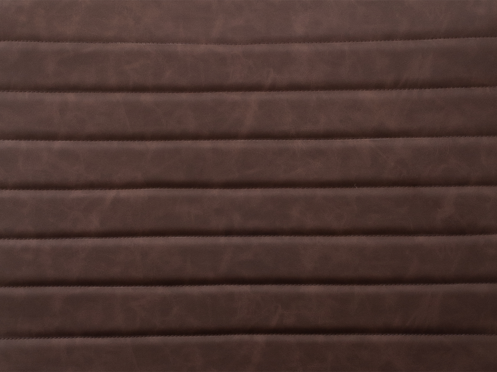 Detailaufnahme geölte Eichen-Tischplatte: warme Holzmaserung, feine Kantenbearbeitung und natürliche Oberflächenstruktur