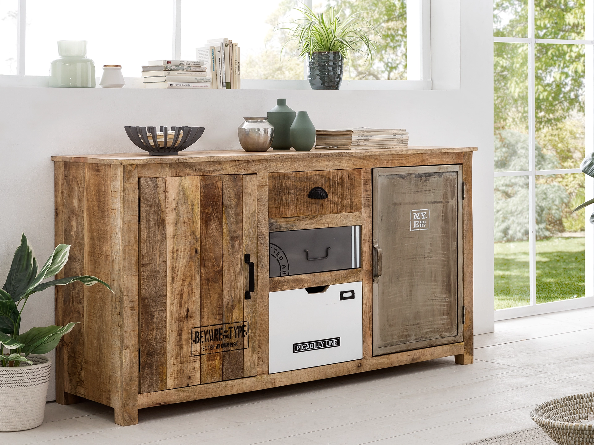 Ambienteaufnahme des Möbelstücks "Pune" – modernes, skandinavisch inspiriertes Design mit hellem Holz, neutralem Stoffbezug und warmer Wohnzimmerstimmung