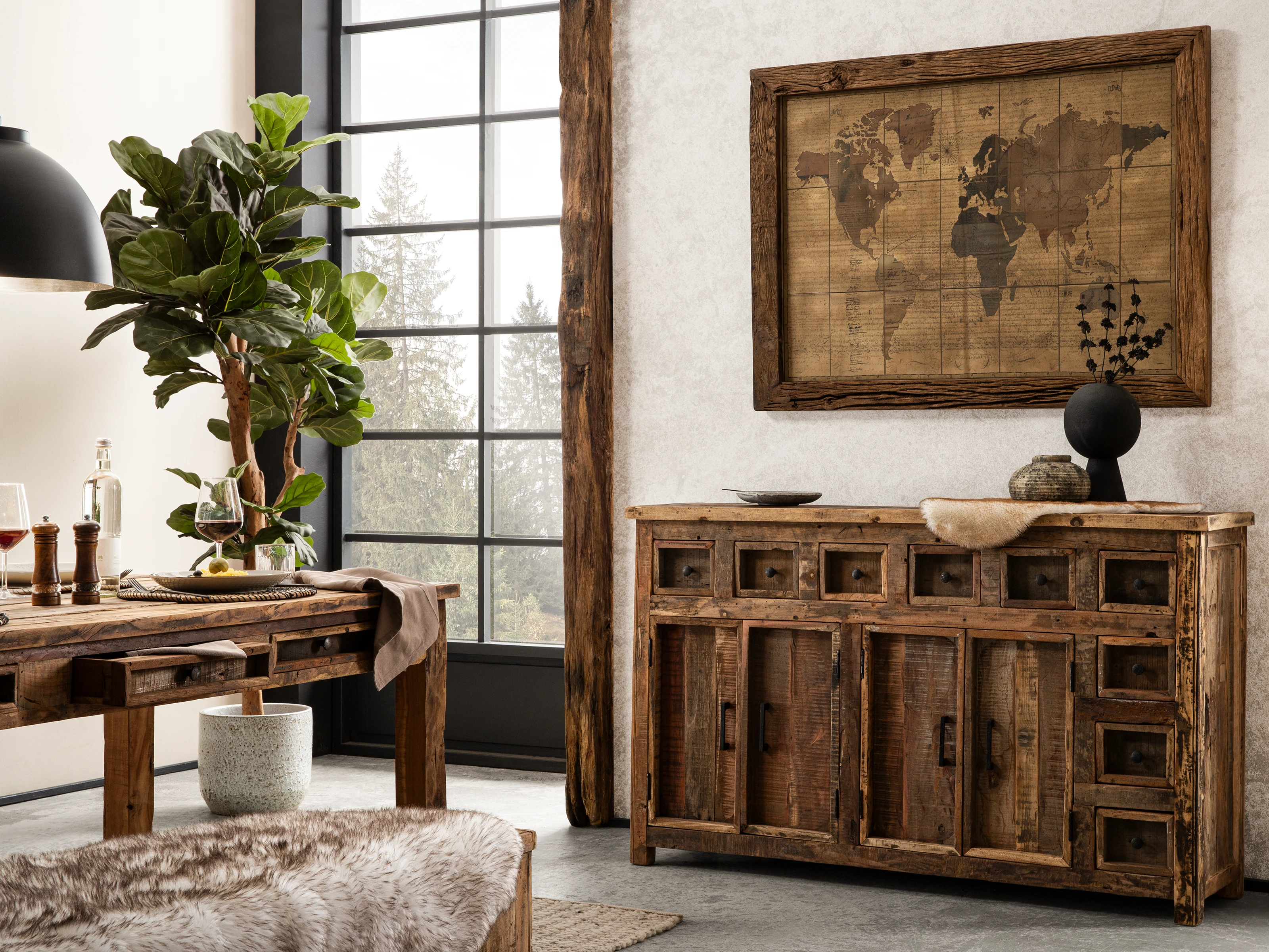 Massiver Sumatra-Esstisch aus Naturholz im gemütlichen Ambiente: warme Holztöne, modernes Esszimmer-Setting mit Stühlen