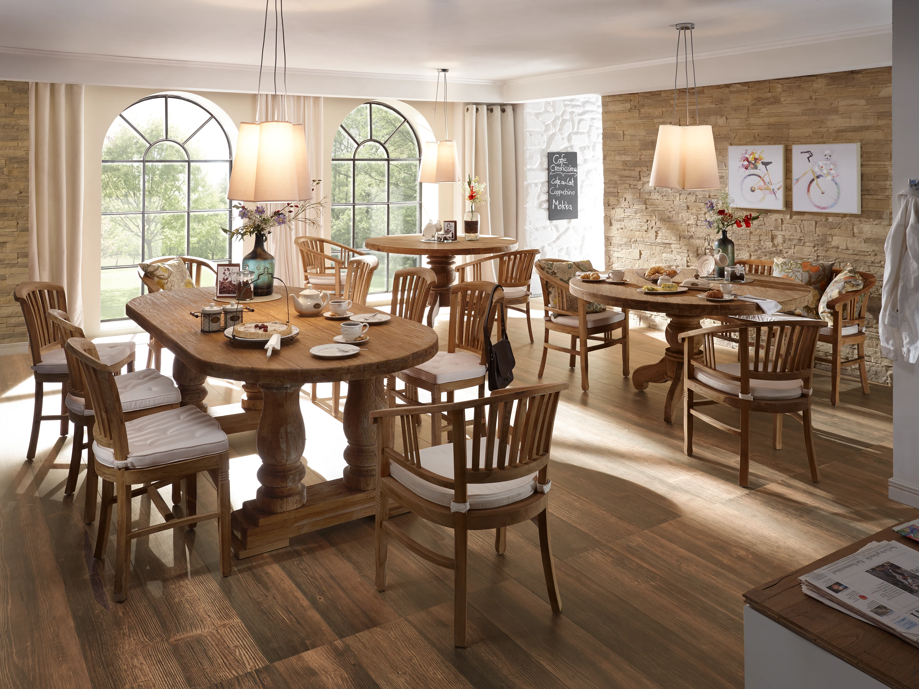 Hotelzimmer mit Doppelbett, Holz-Kopfteil, Nachttischen und warmem, modernem Ambiente