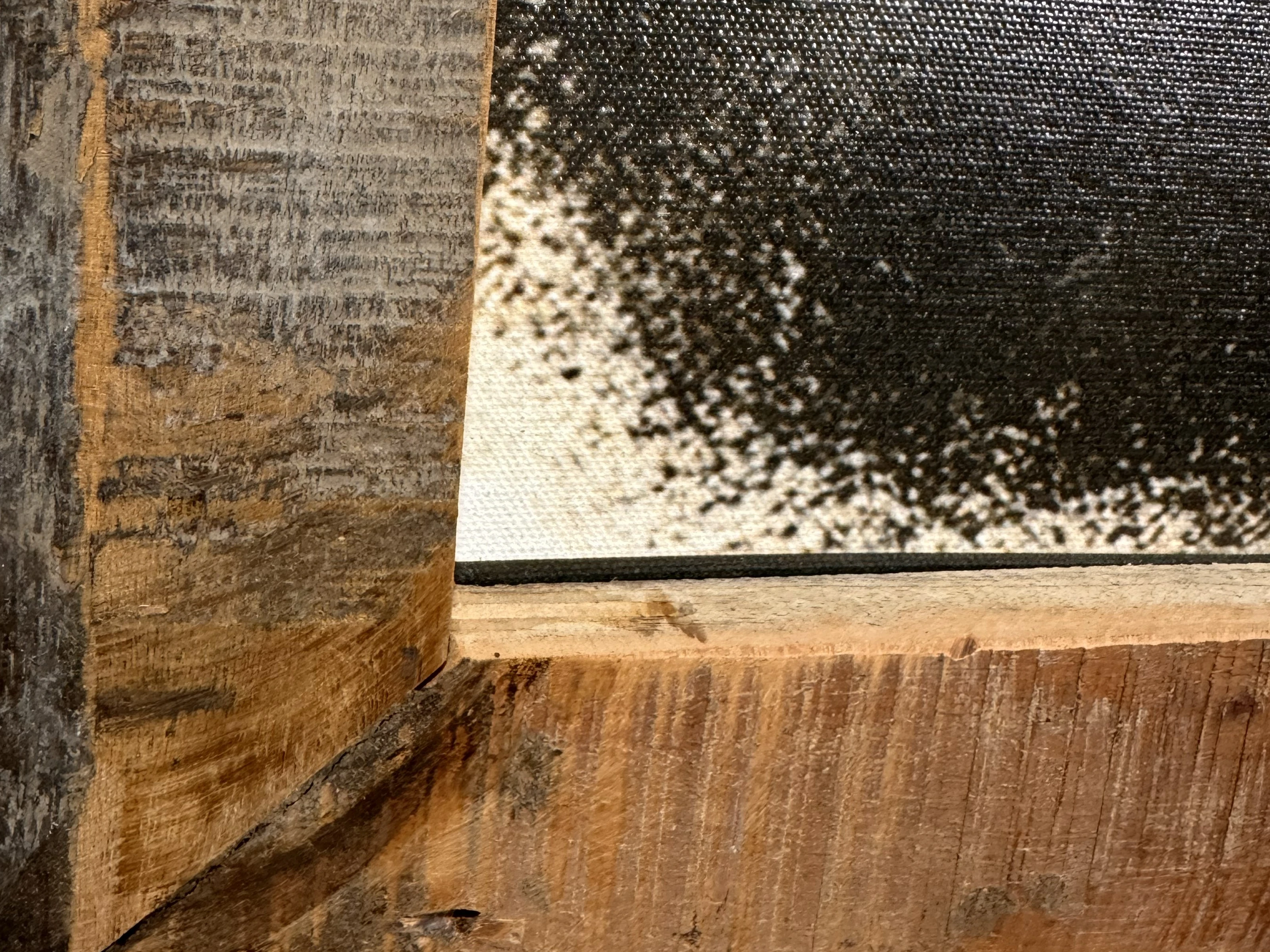 Detailbild: Altholzrahmen-Ecke eines rechteckigen 70×90 cm Canvas Wandbilds „Silent Strength“ mit schwarz-weißer Sprühoptik