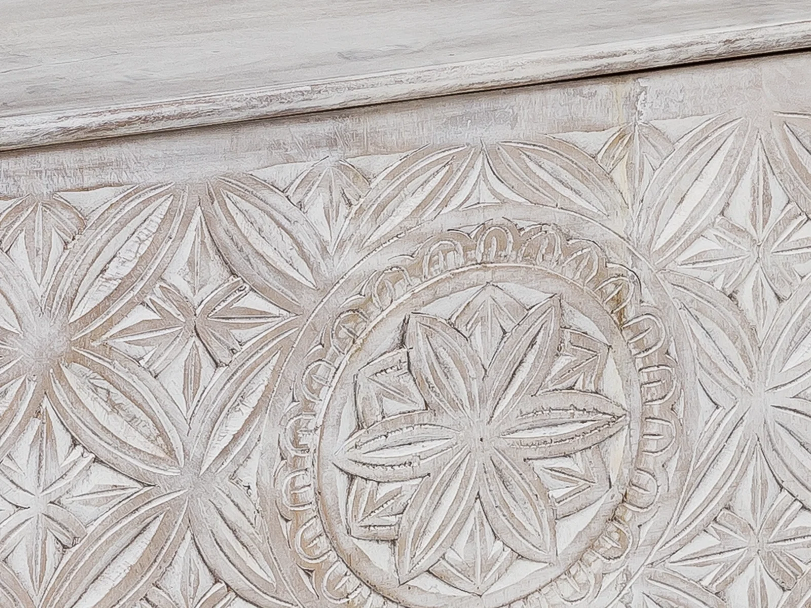Detail der Mackay Flurmöbel aus Mangoholz mit weißem Antik-Finish und handgeschnitztem Ornament