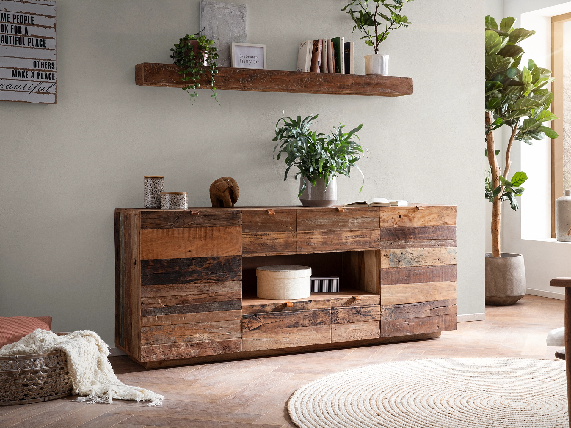 Rustikale Oldwood‑Holzoberfläche im Ambiente, gealterte dunkle Maserung auf breiten Planken – rustikales Holz für Möbel und Innenräume