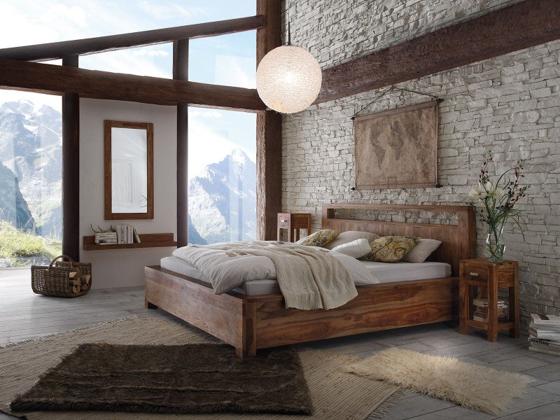 Gemütliches Chalet-Ambiente mit warmen Holzoberflächen, rustikaler Sitzecke und Esstisch in alpiner Wohnatmosphäre