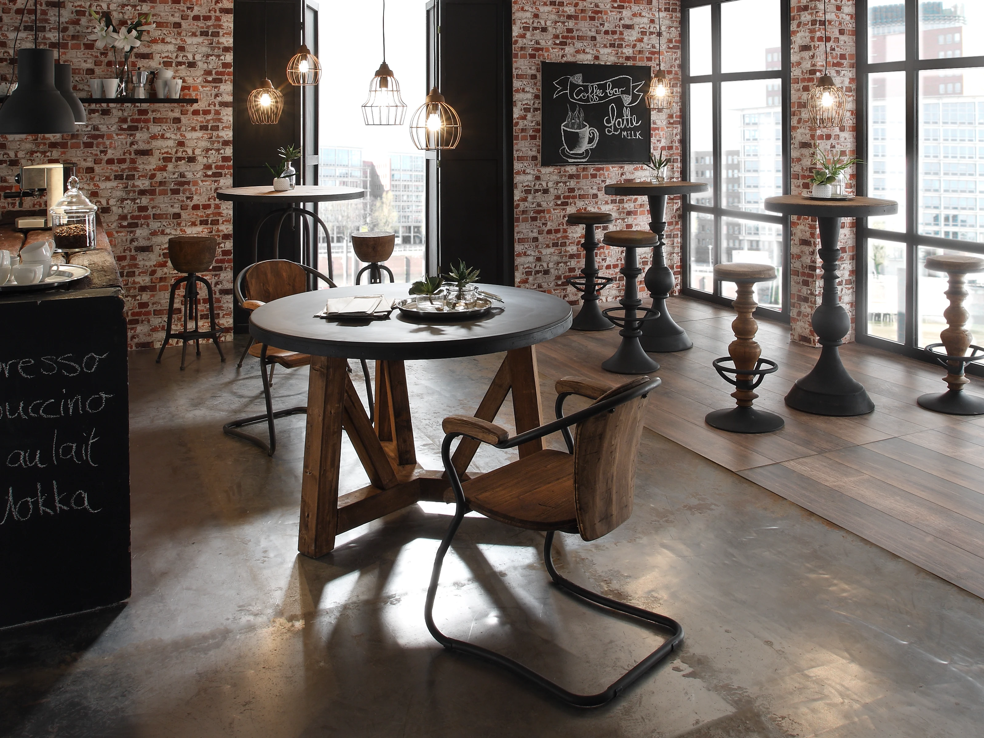 Rustikaler Bartresen aus Massivholz mit Ablagefläche und Stauraum – dunkles, warmes Holz im Industrie-Look