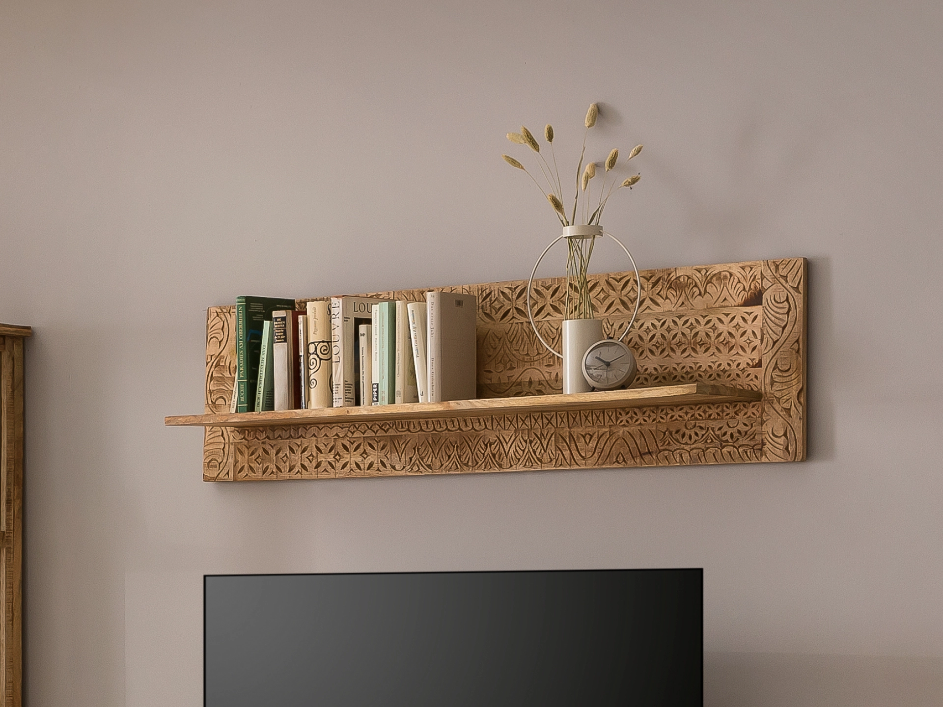 Skandinavisch gestylte Holz-Aufbewahrung: offenes Regal mit Holzboxen und Körben, helles Holz, gemütliches Ambiente