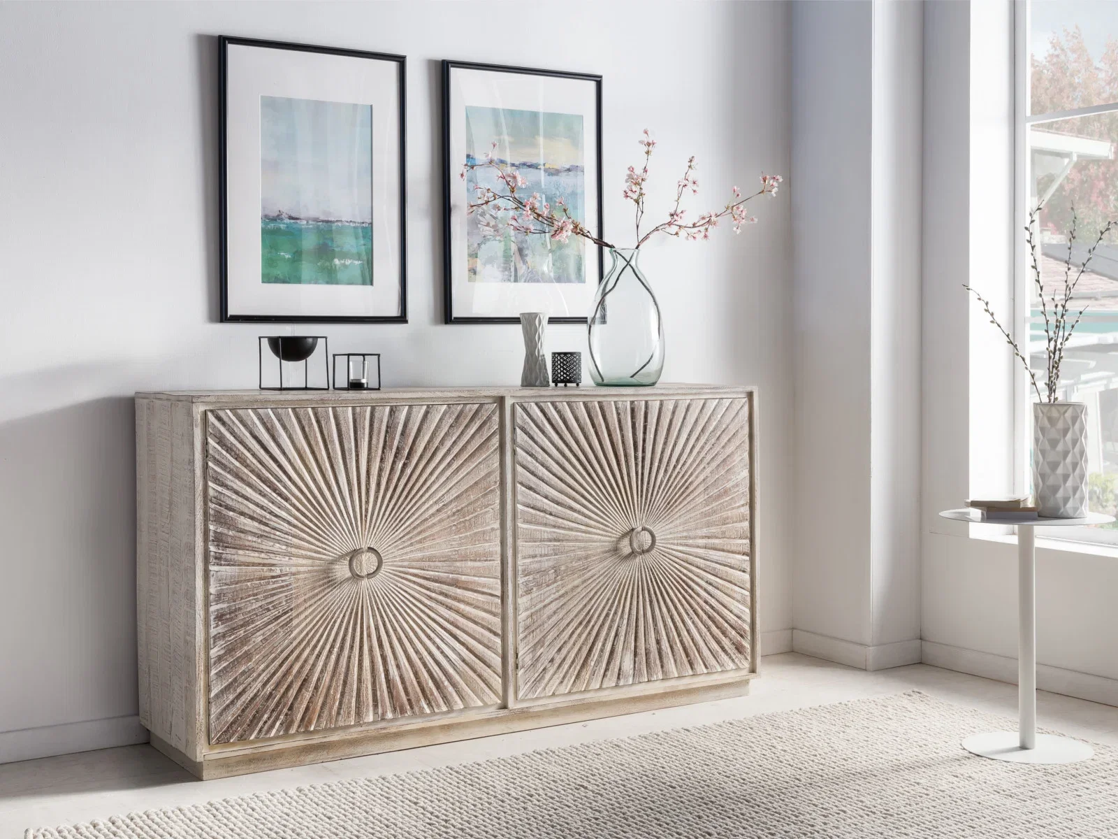 Helles Holz-Sideboard mit geschnitzten Fronten in einem lichtdurchfluteten Raum für sommerleichtes Wohnen mit Massivholz.