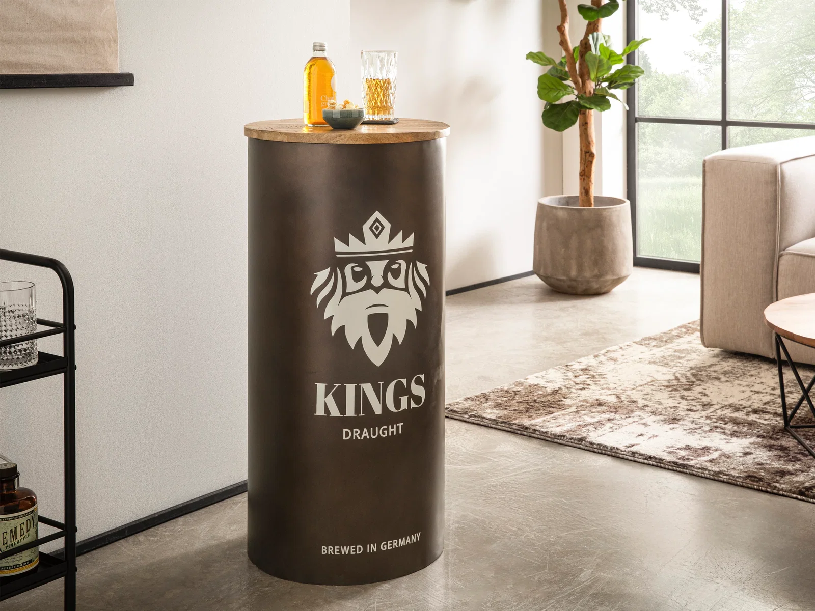 Barrel-Stehtisch im Industrial-Stil mit Holzplatte, großem Kings-Draught-Schriftzug und Logo, dekoriert im modernen Wohnraum